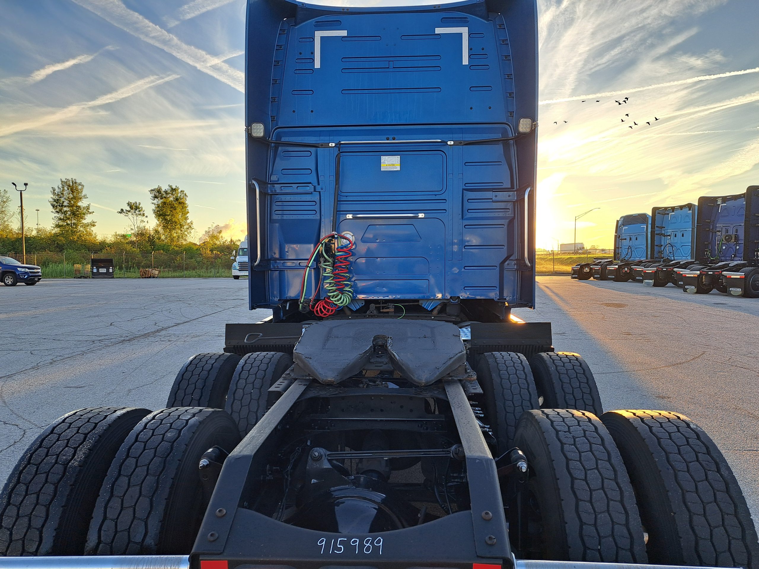 2021 Volvo VNL760 - image 4 of 6