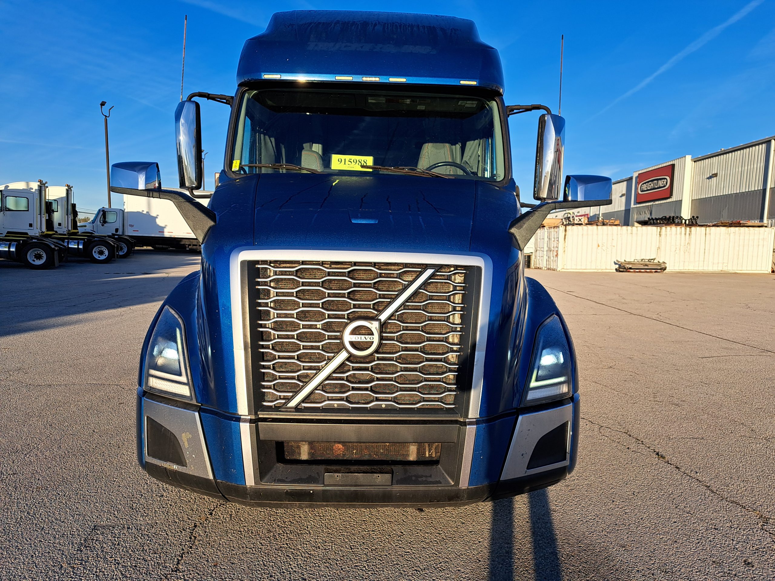 2021 Volvo VNL760 - image 2 of 6