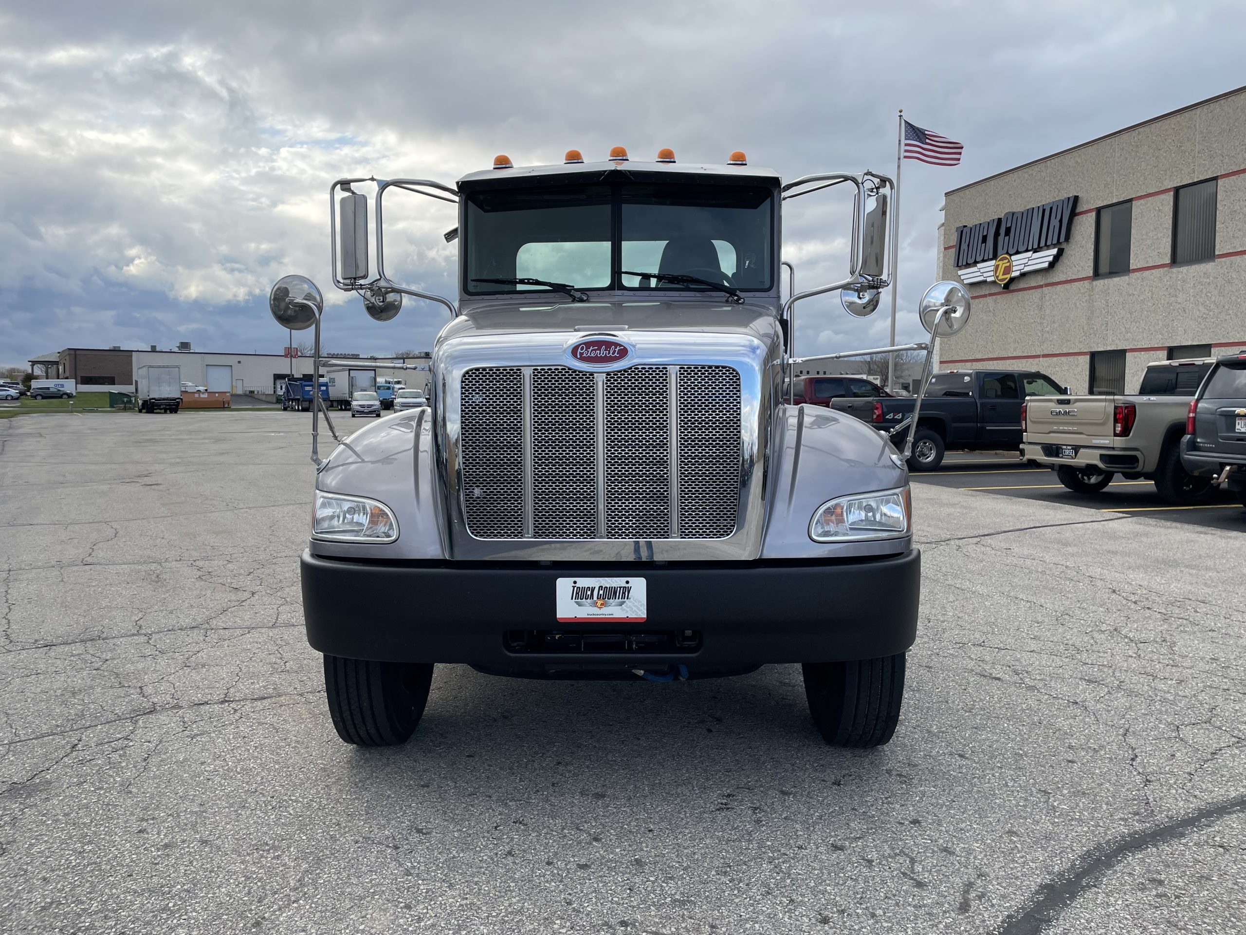 2018 Peterbilt 337 - image 3 of 6