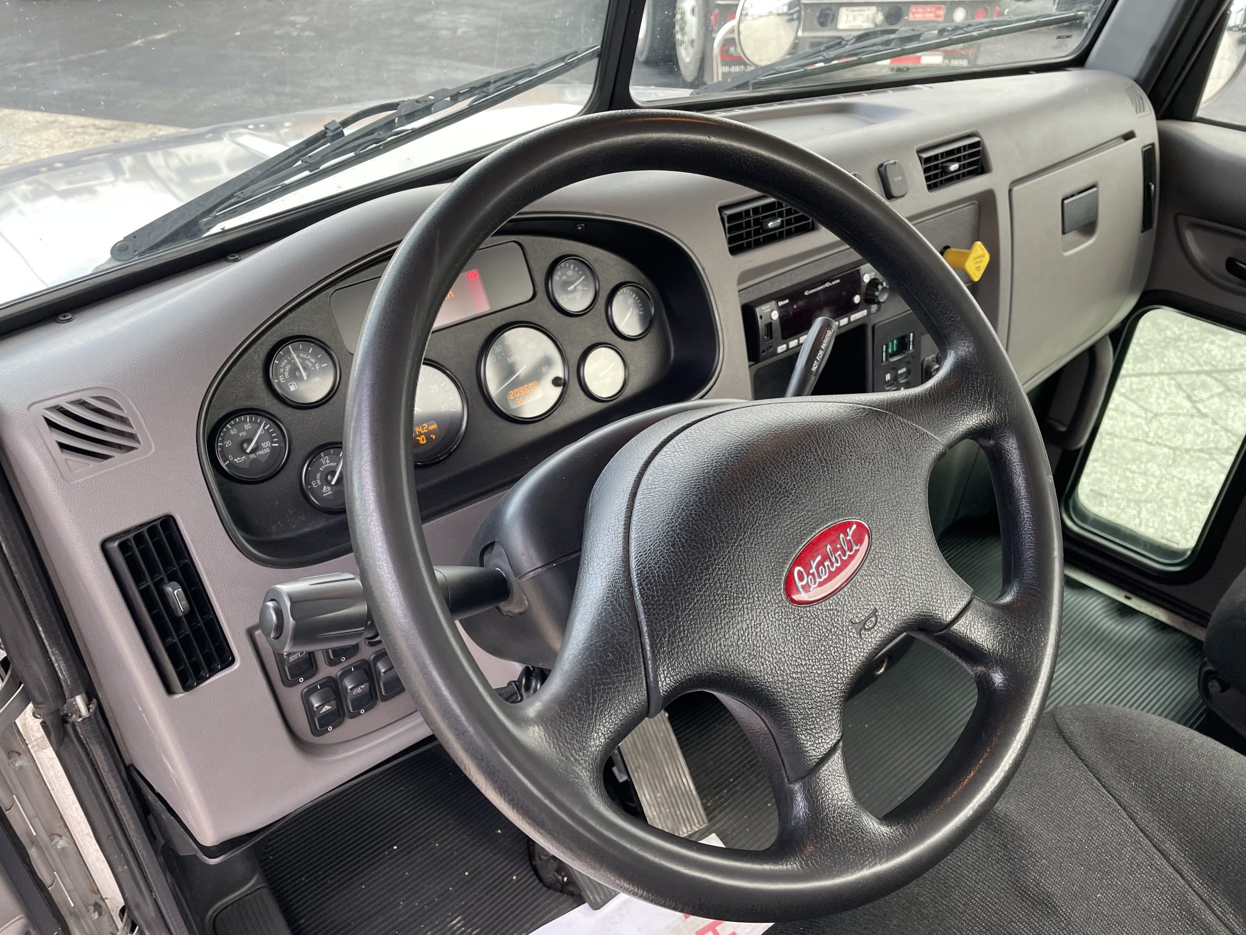 2018 Peterbilt 337 - image 5 of 6