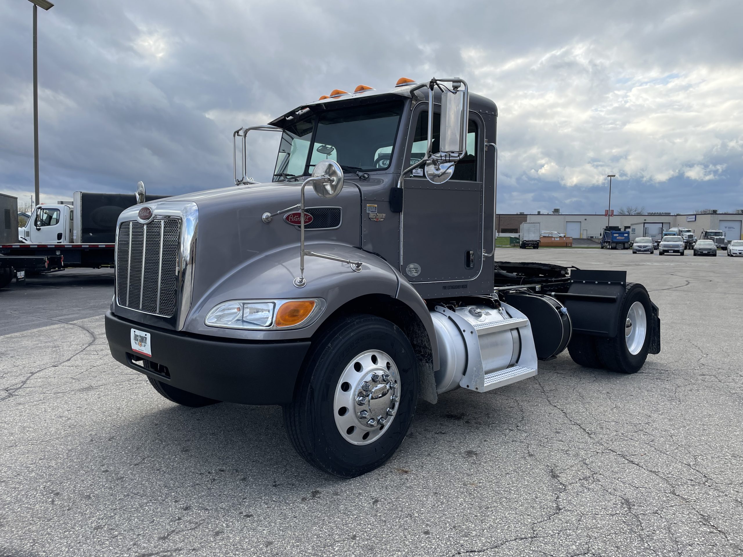 2018 Peterbilt 337 - image 1 of 6