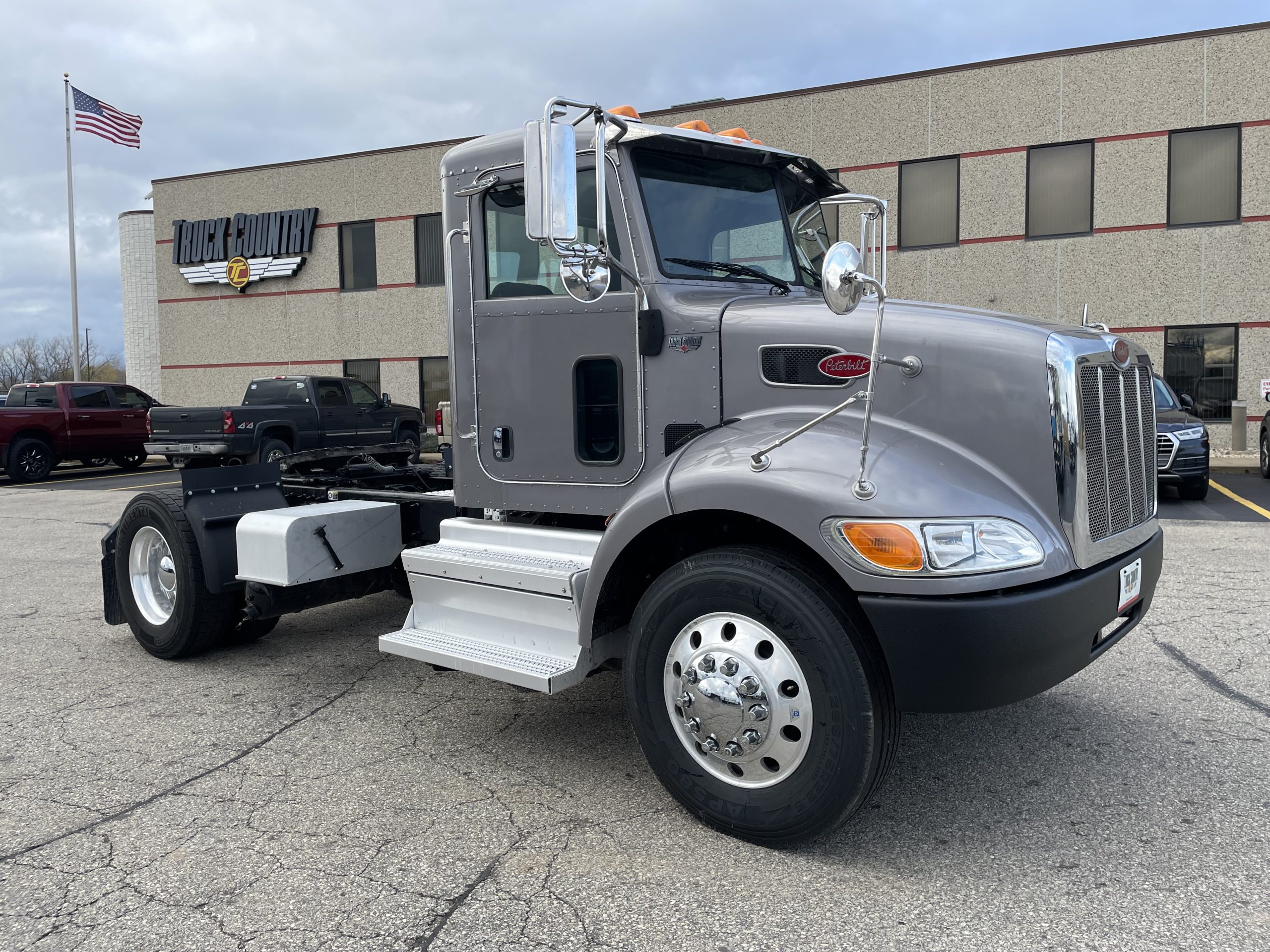 2018 Peterbilt 337 - image 4 of 6