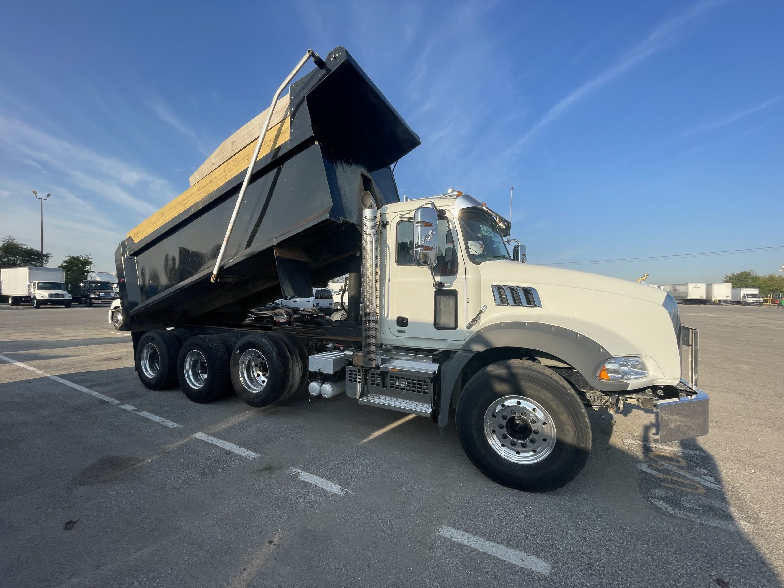 2020 Mack - trucks GRANITE - image 3 of 5