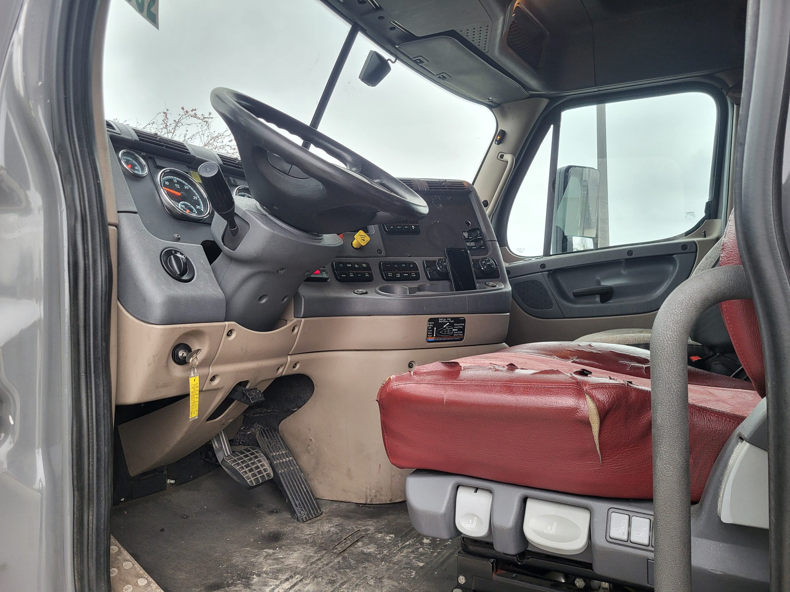 2018 Freightliner CA113 - image 5 of 6