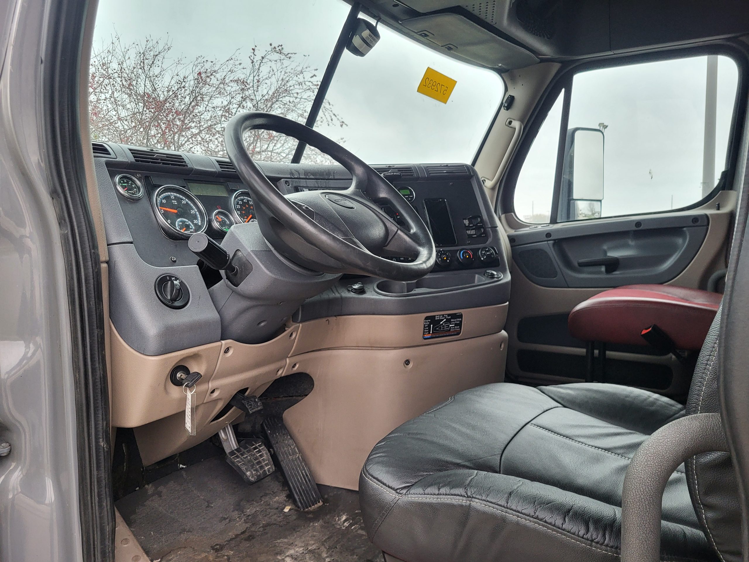 2018 Freightliner CA113 - image 5 of 6