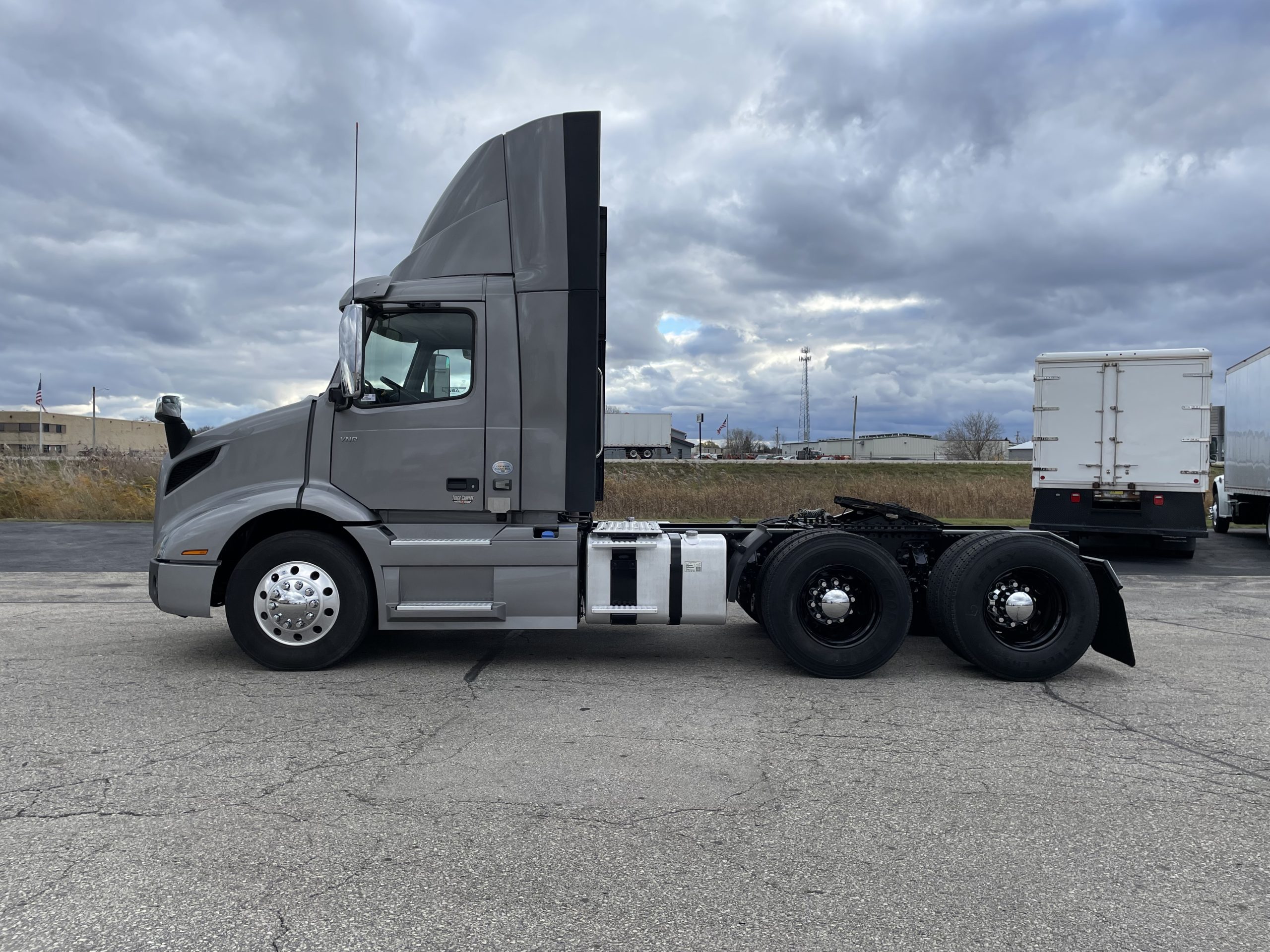 2019 Volvo VNR300 - image 5 of 6