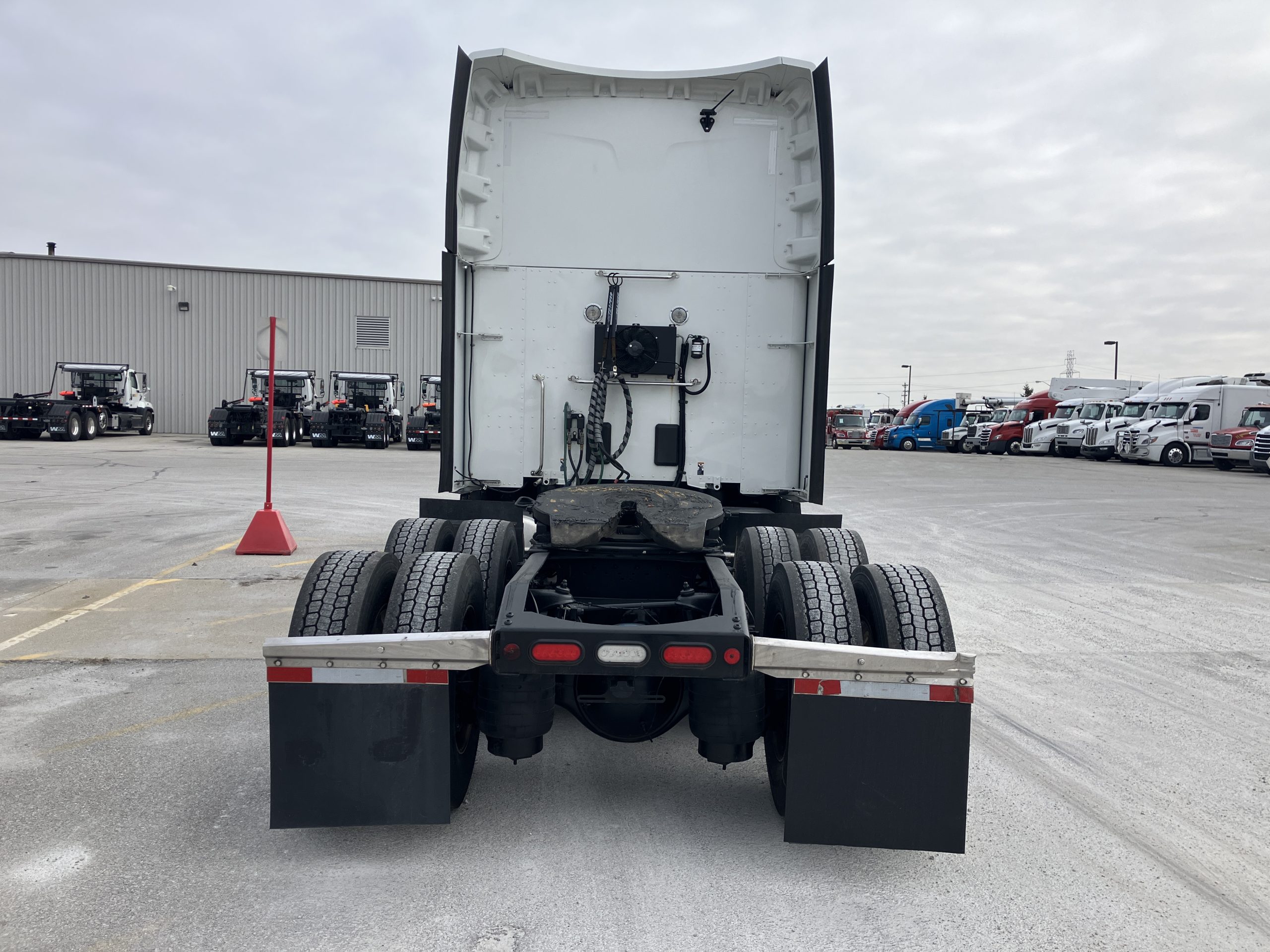 2022 Peterbilt 579 - image 1 of 6