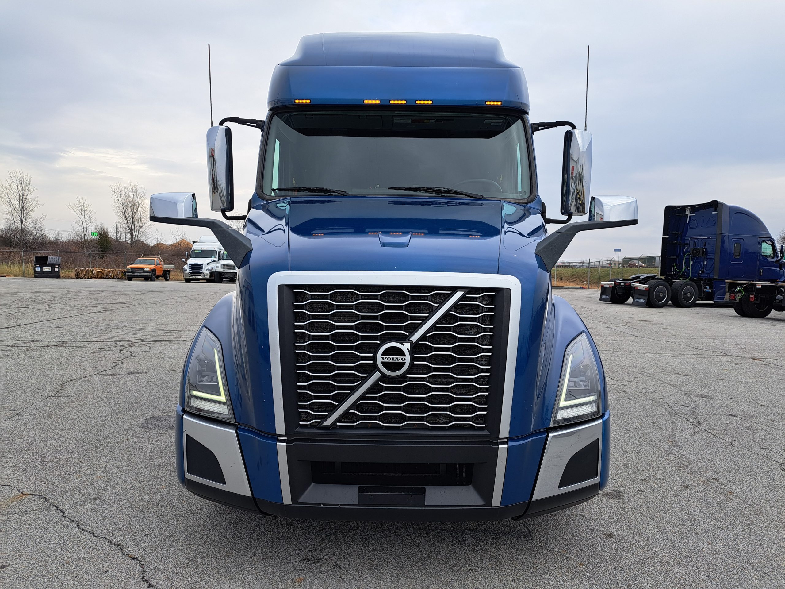 2021 Volvo VNL760 - image 2 of 6