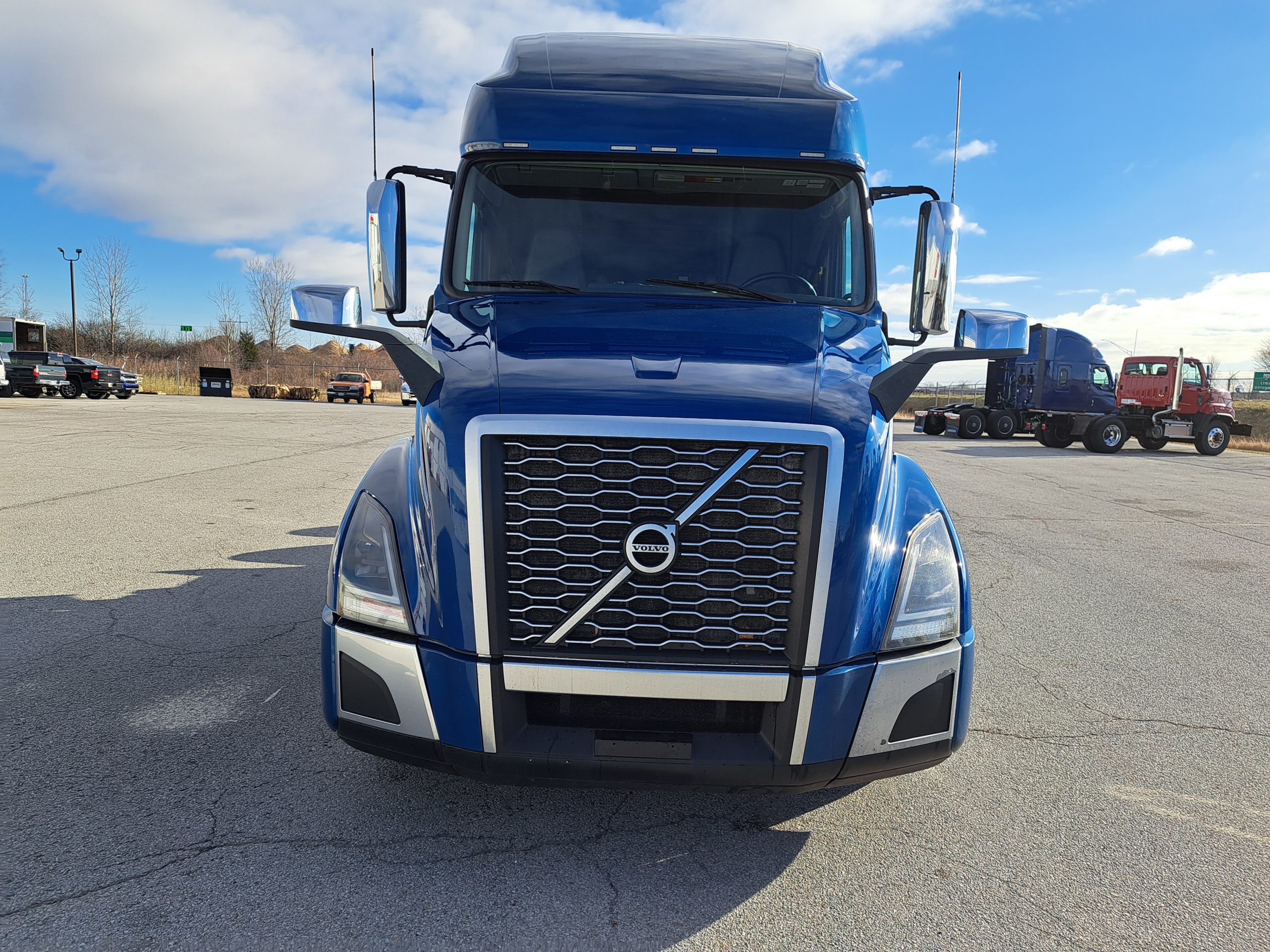 2021 Volvo VNL760 - image 2 of 6