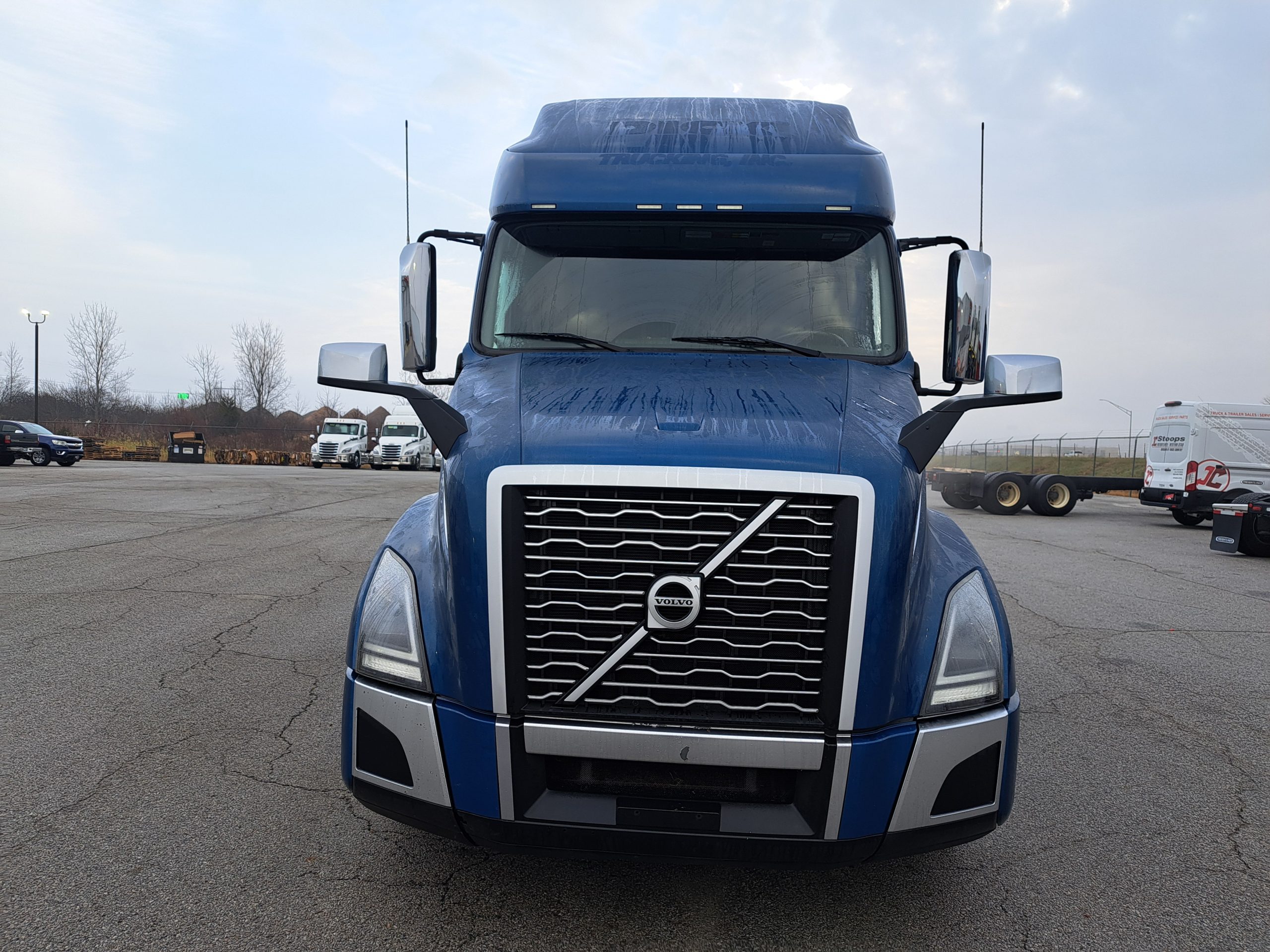 2021 Volvo VNL760 - image 2 of 6