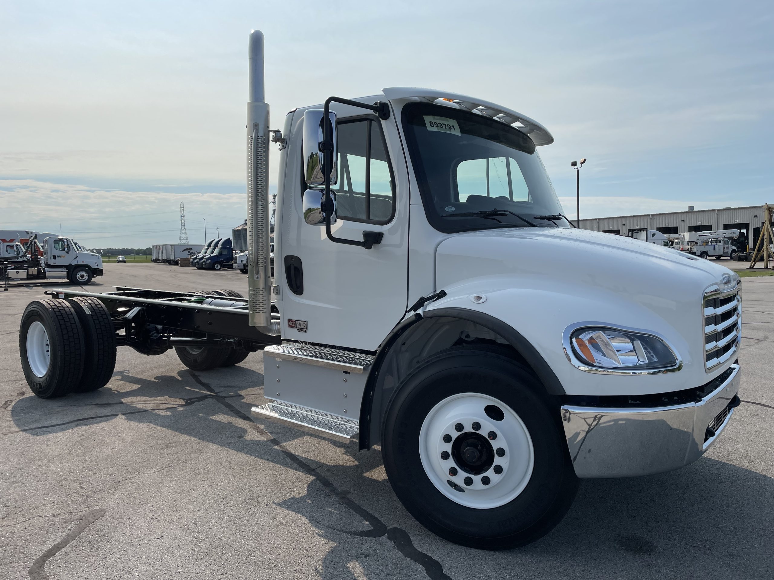 2025 Freightliner M2 106+ - image 2 of 6