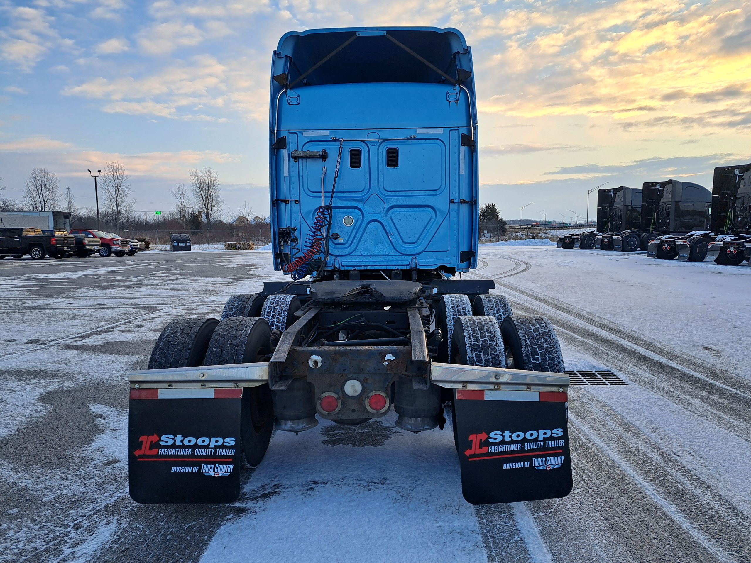 2015 Freightliner CA125 - image 4 of 6