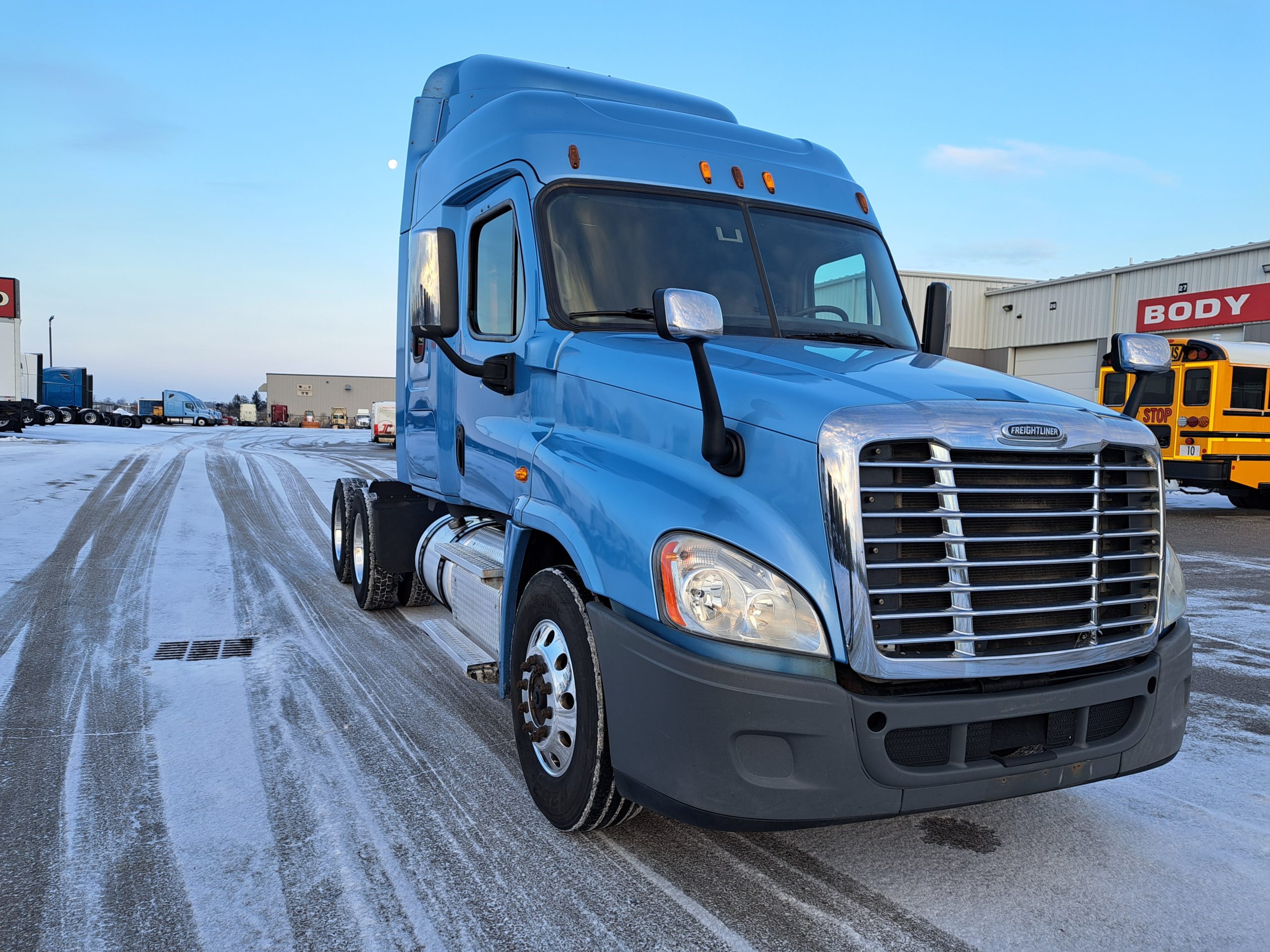 2015 Freightliner CA125 - image 3 of 6