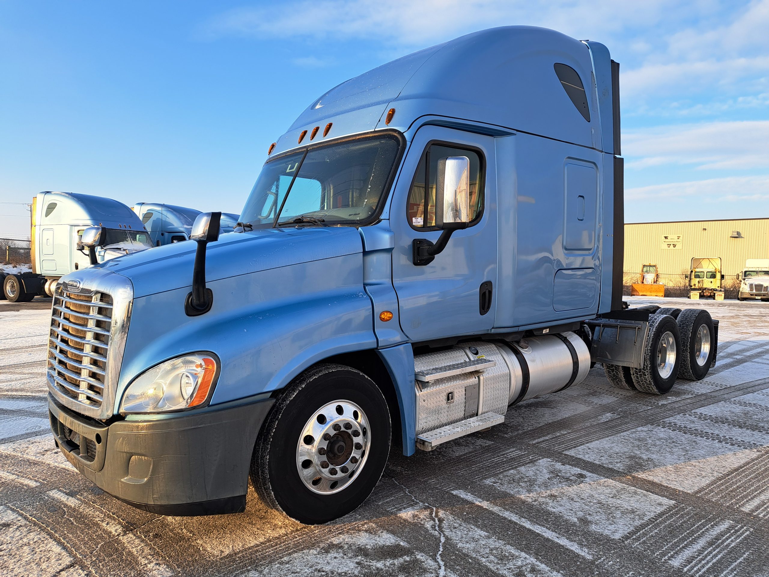 2015 Freightliner CA125 - image 2 of 6