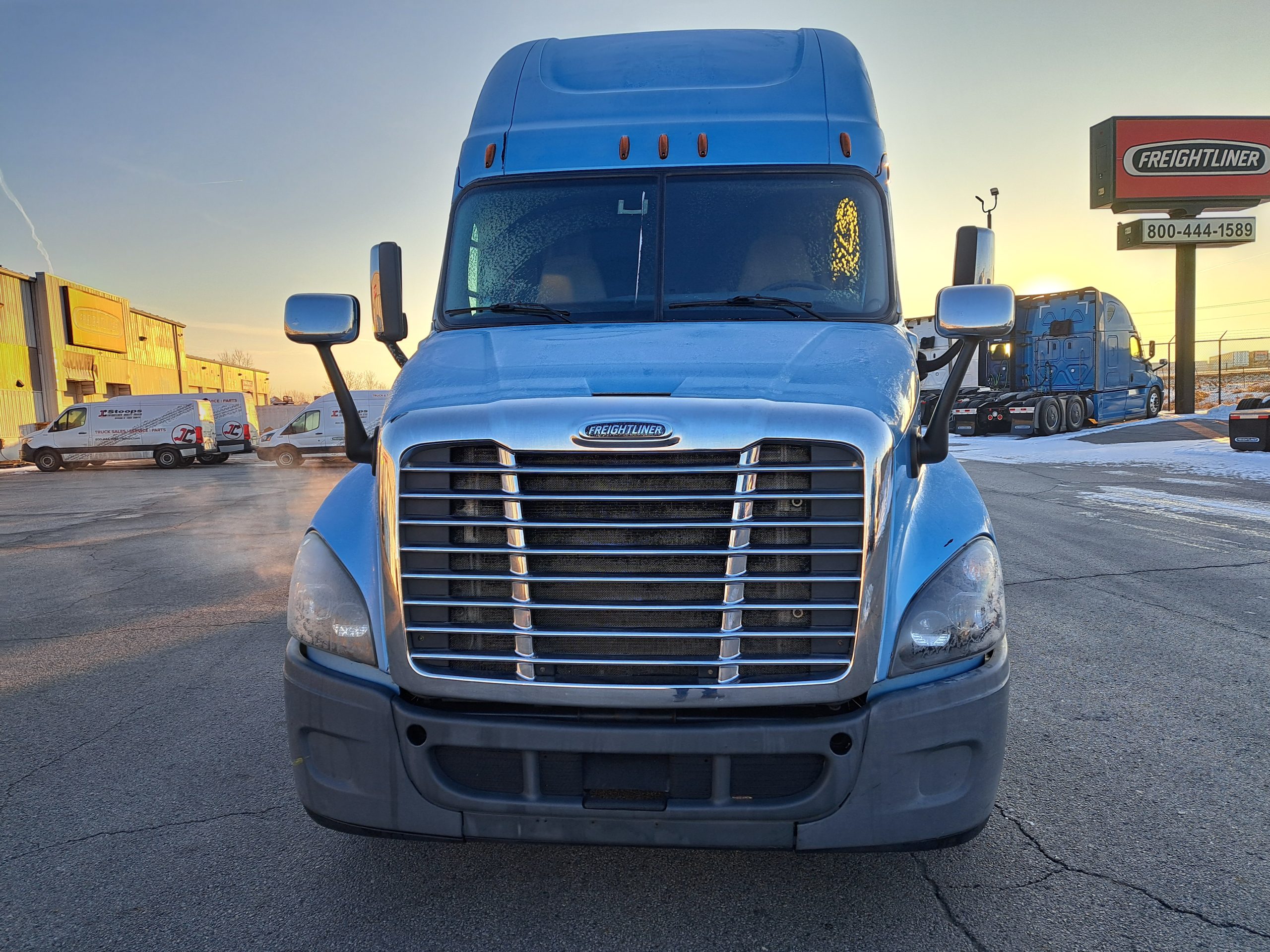 2015 Freightliner CA125 - image 2 of 6