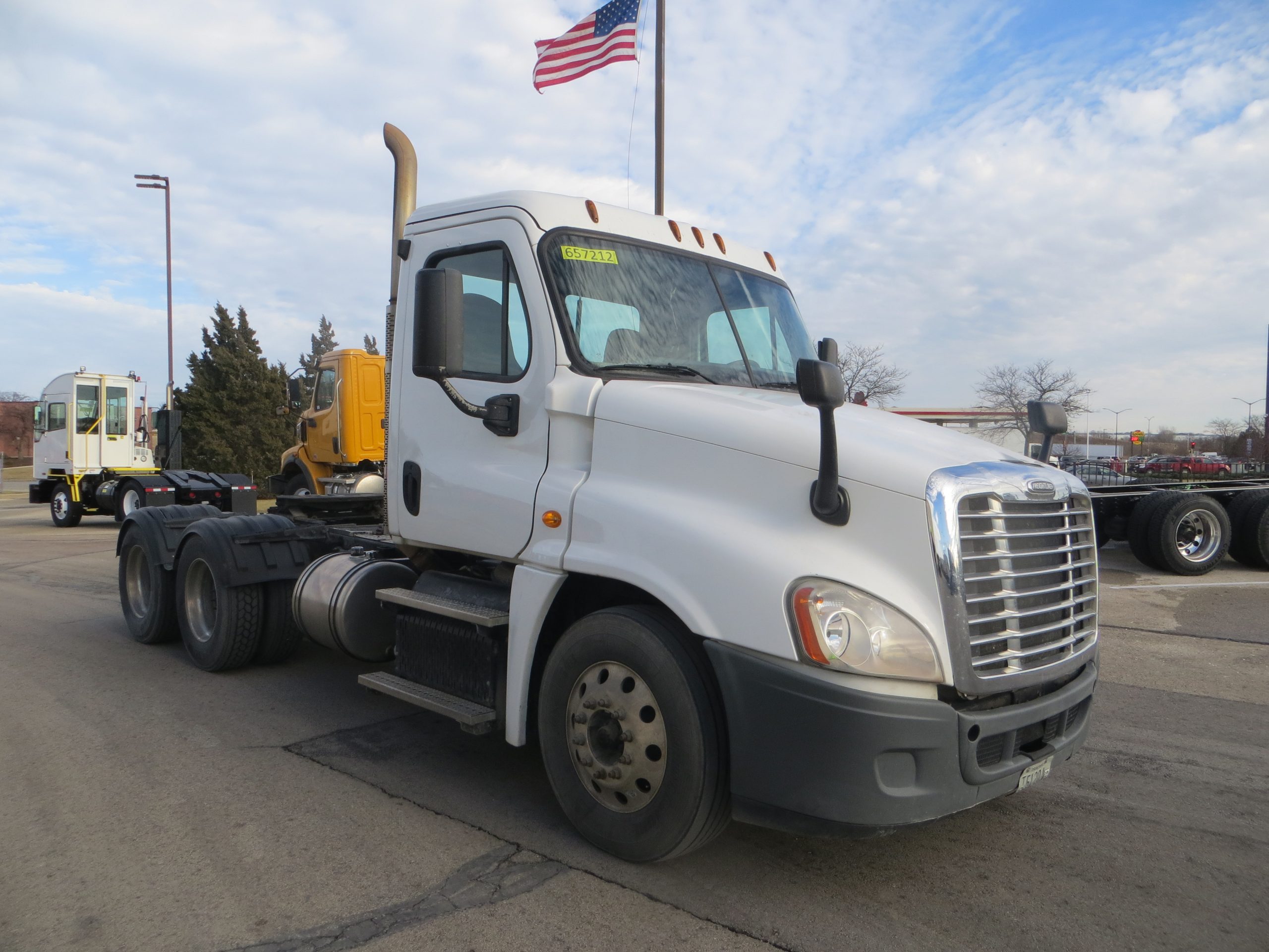 2015 Freightliner CA125 - image 3 of 6