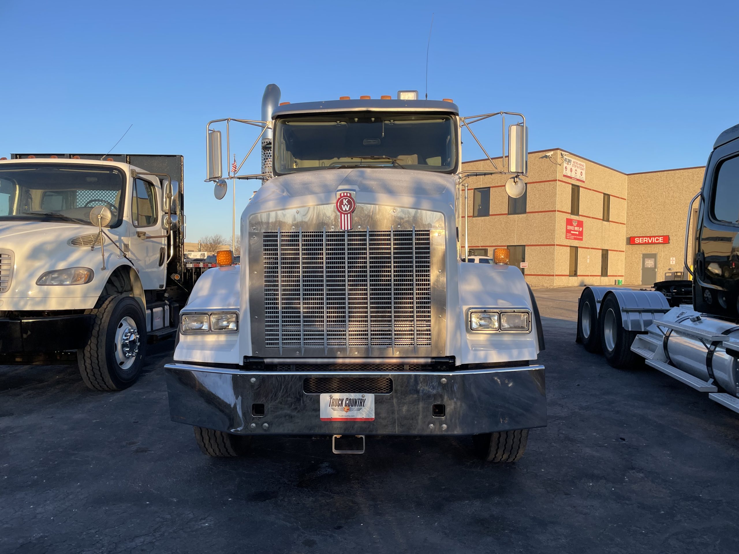 2010 Kenworth T800 - image 2 of 6