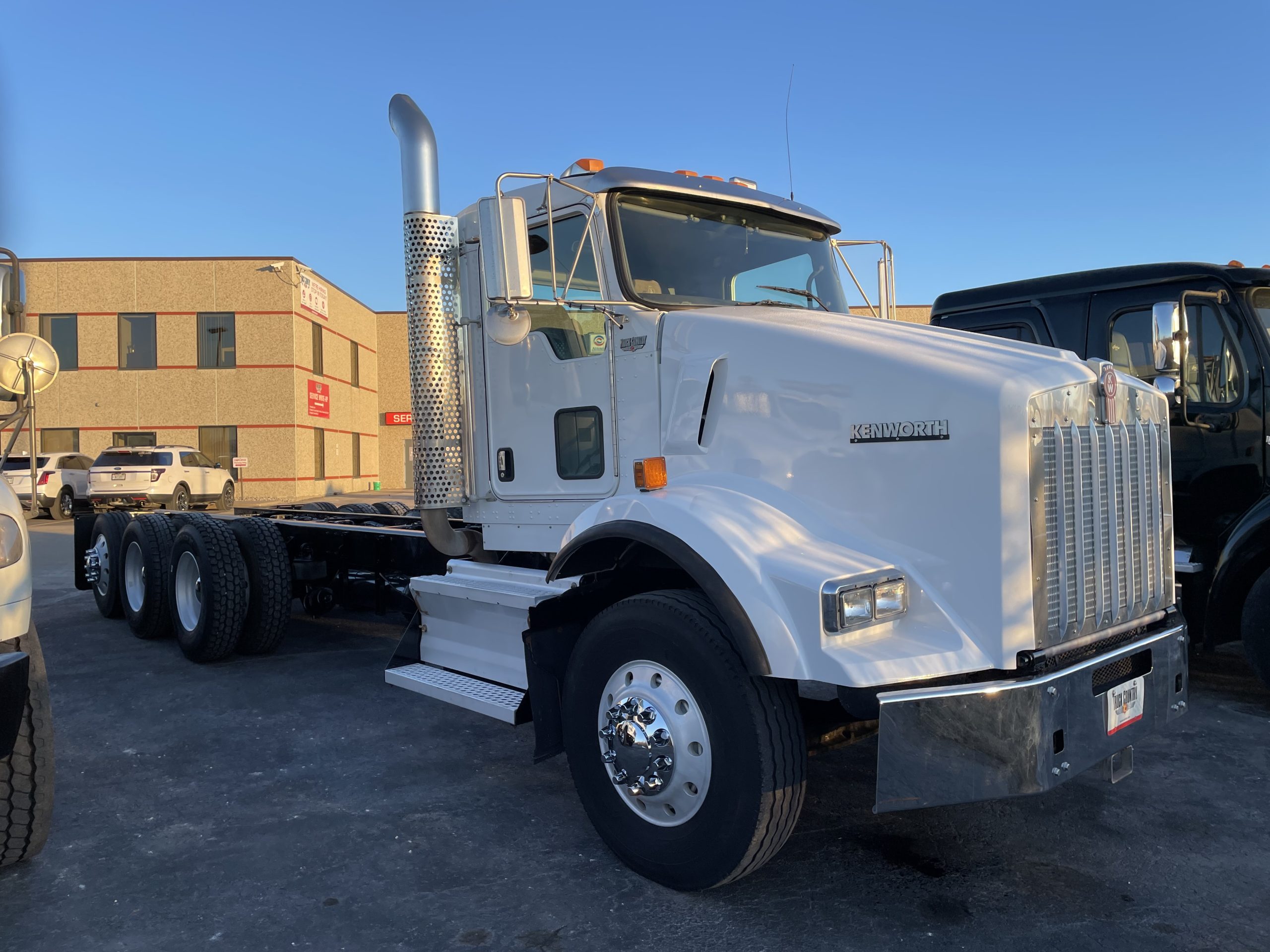 2010 Kenworth T800 - image 3 of 6