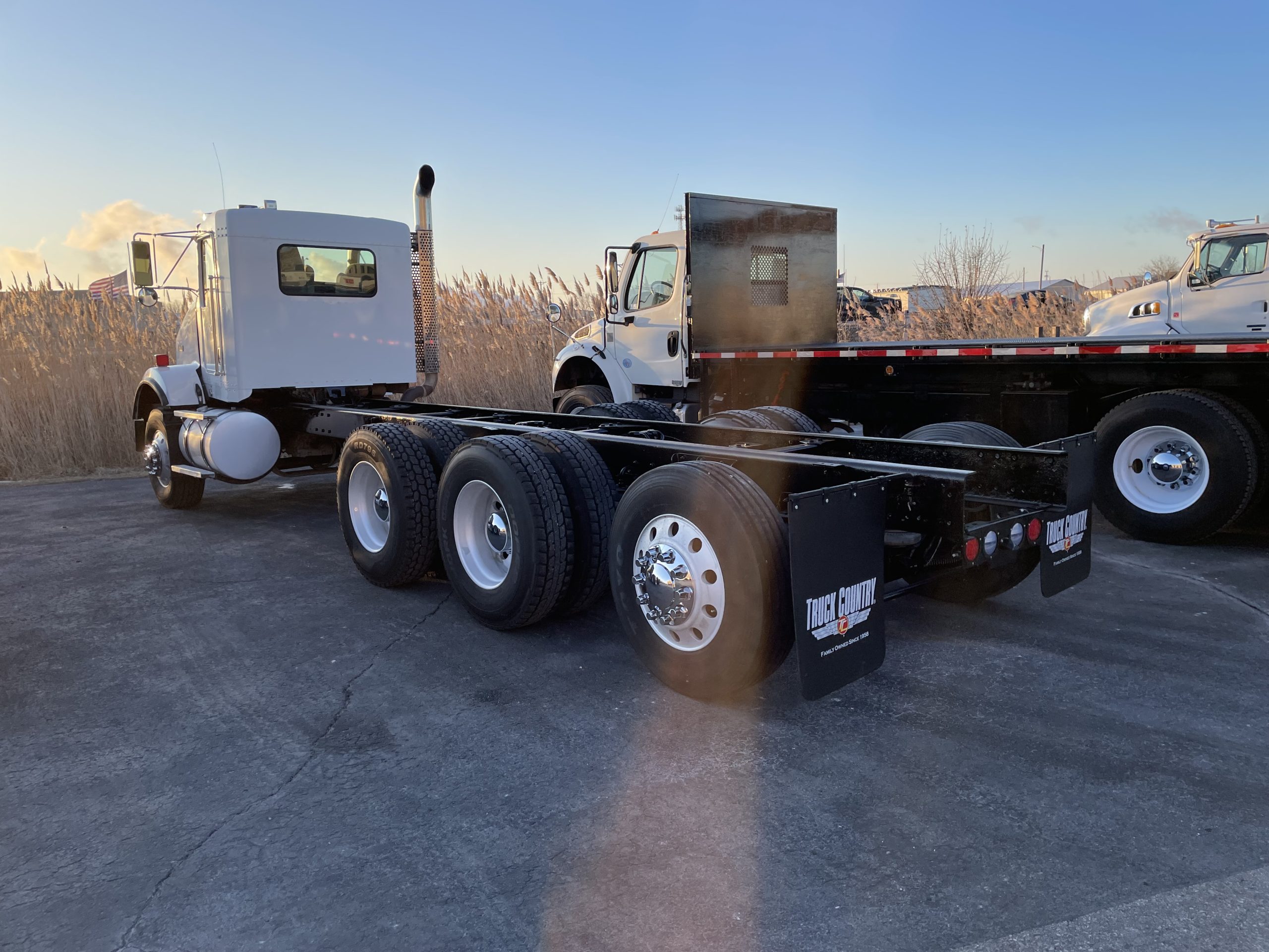 2010 Kenworth T800 - image 5 of 6