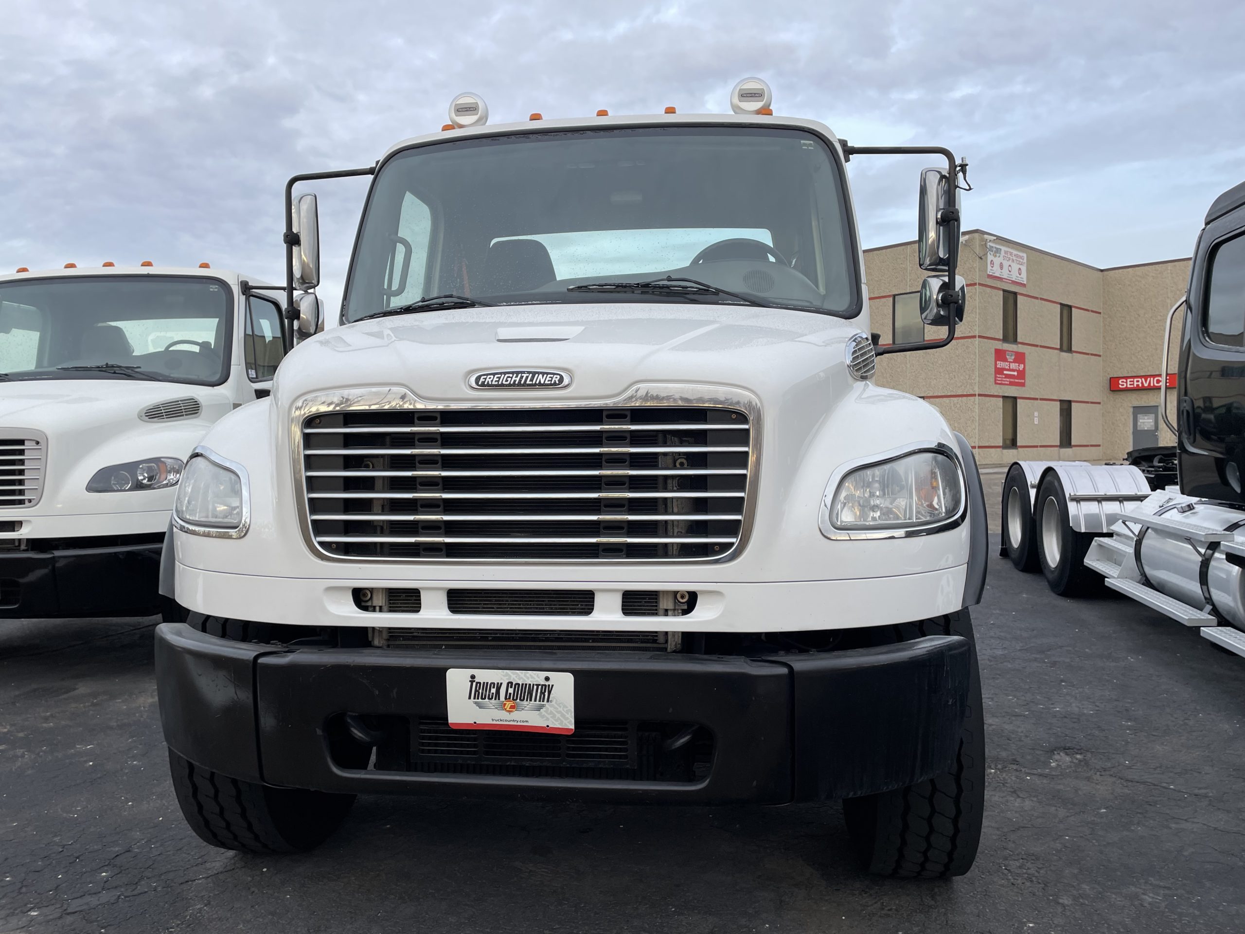 2016 Freightliner M280 - image 2 of 6