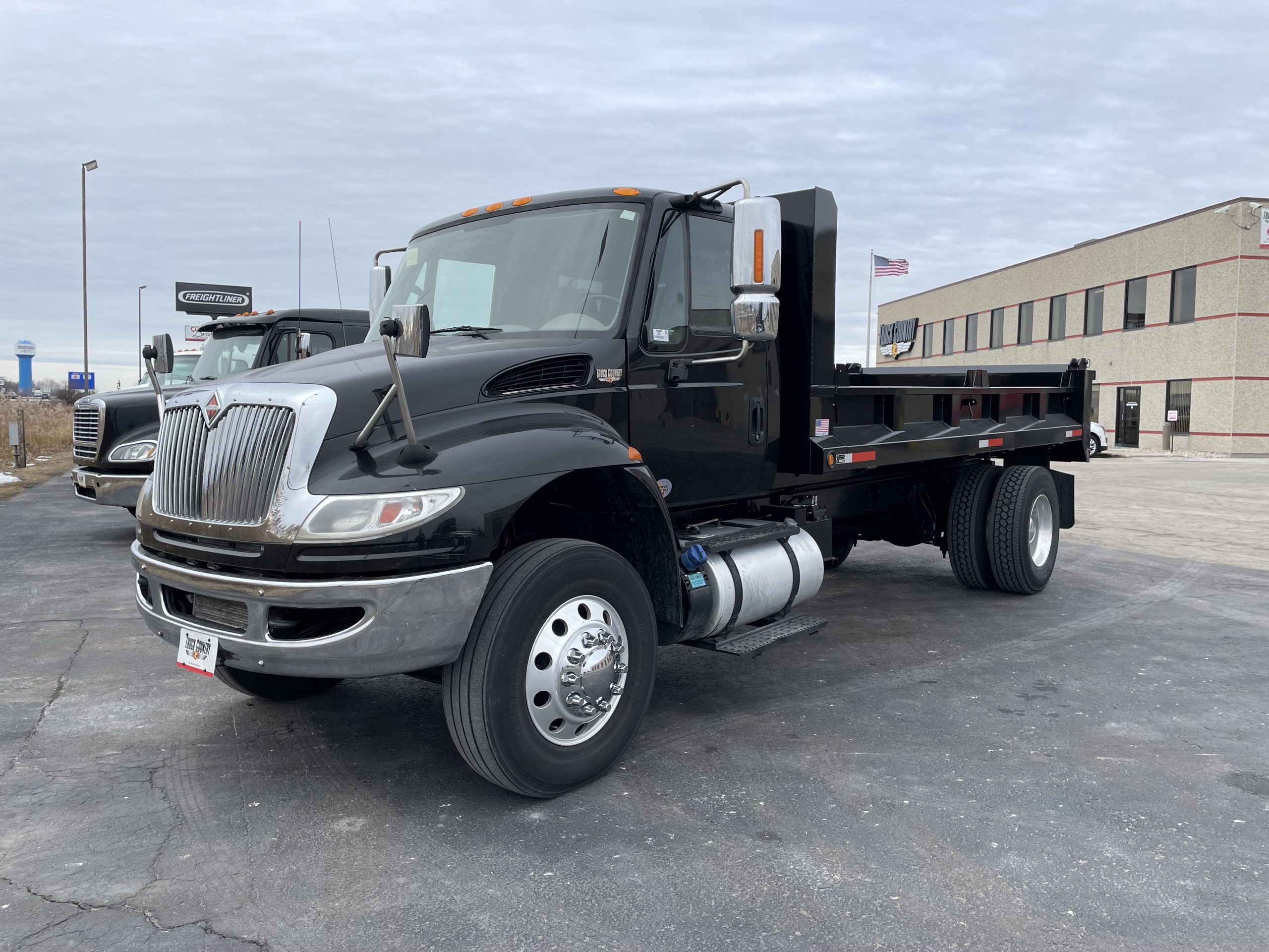 2018 International 4300 - image 1 of 6