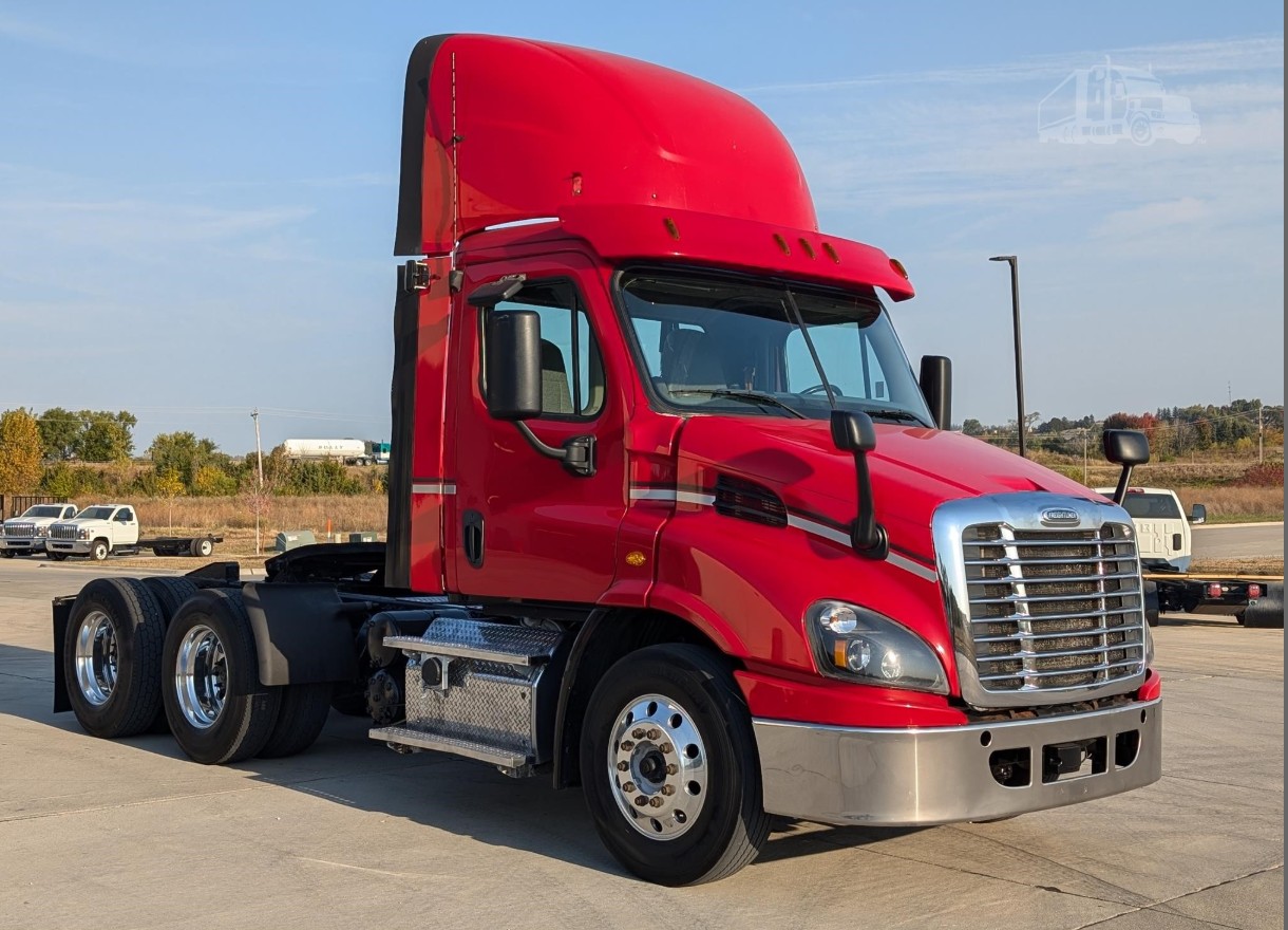 2017 Freightliner CA113 - image 2 of 6