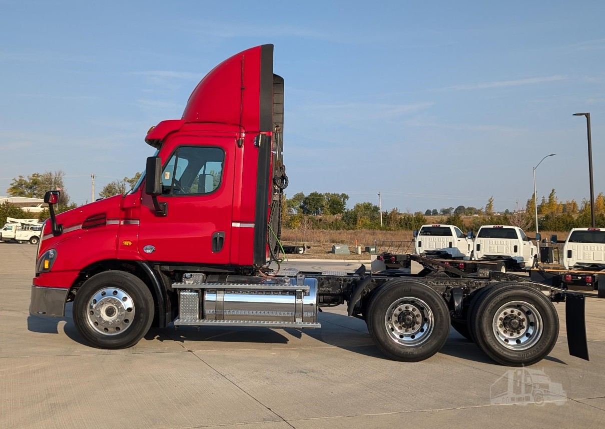 2017 Freightliner CA113 - image 5 of 6