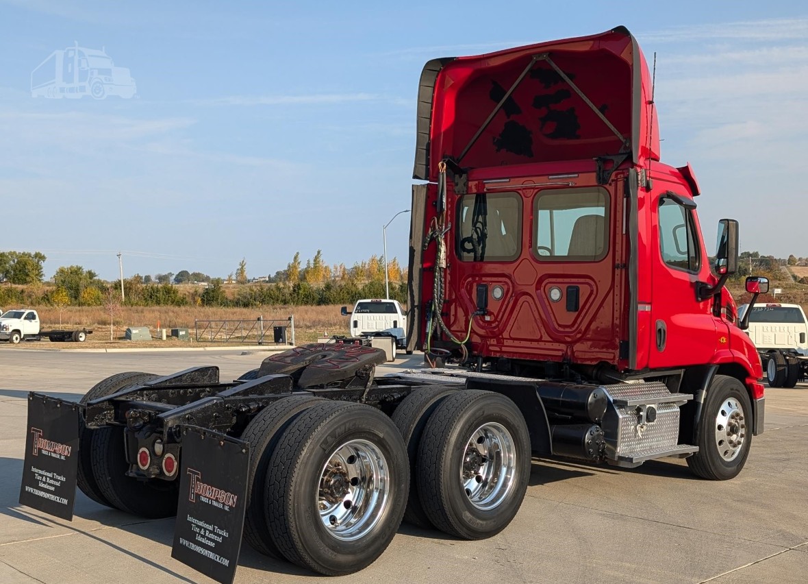 2017 Freightliner CA113 - image 6 of 6