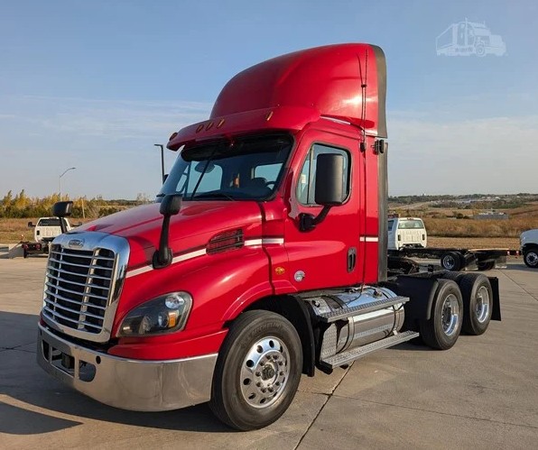 2017 Freightliner CA113 - image 1 of 6