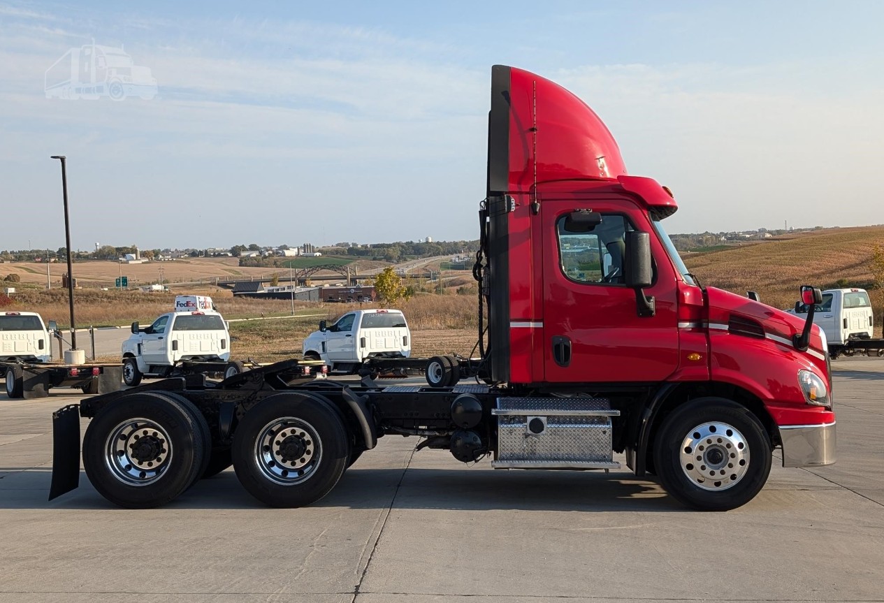 2017 Freightliner CA113 - image 4 of 6