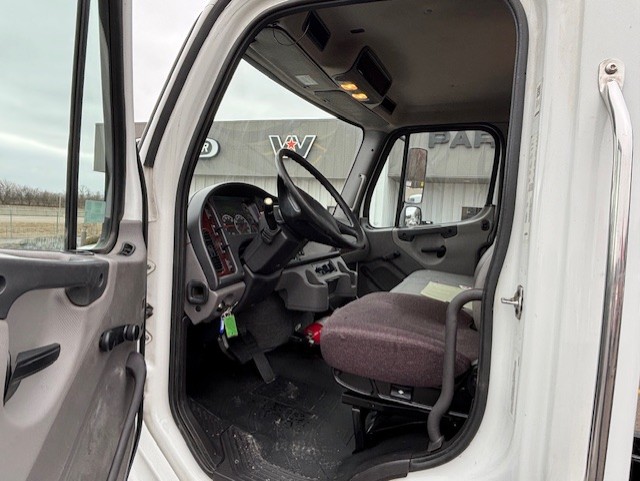 2020 Freightliner M2 106 - image 3 of 5