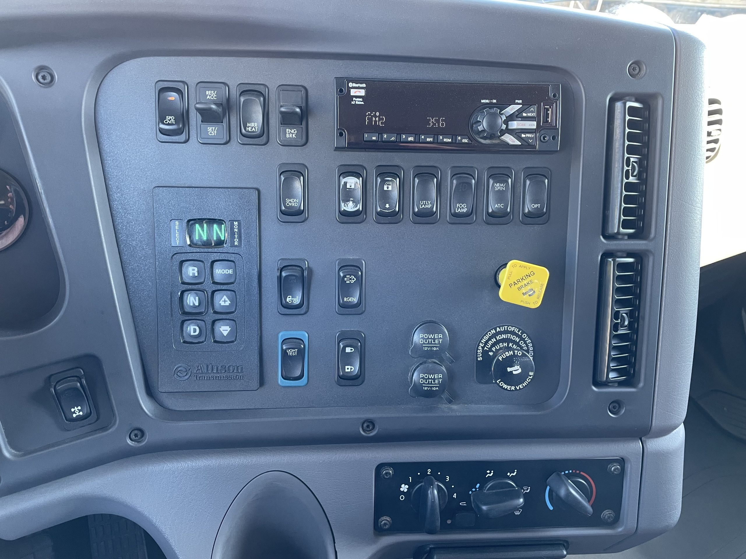 2019 Freightliner 114SD - image 4 of 6