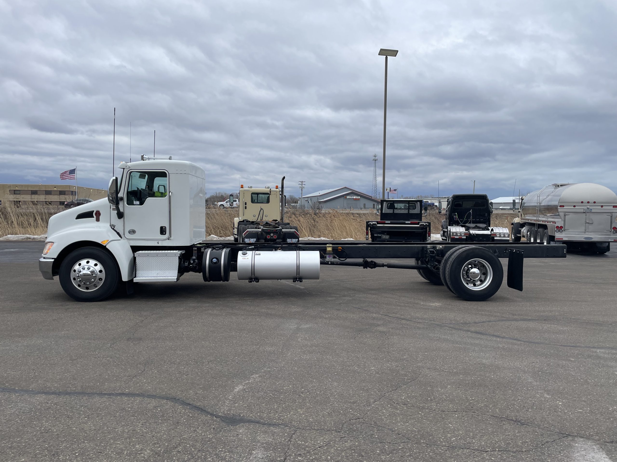 2020 Kenworth T370 - image 5 of 6