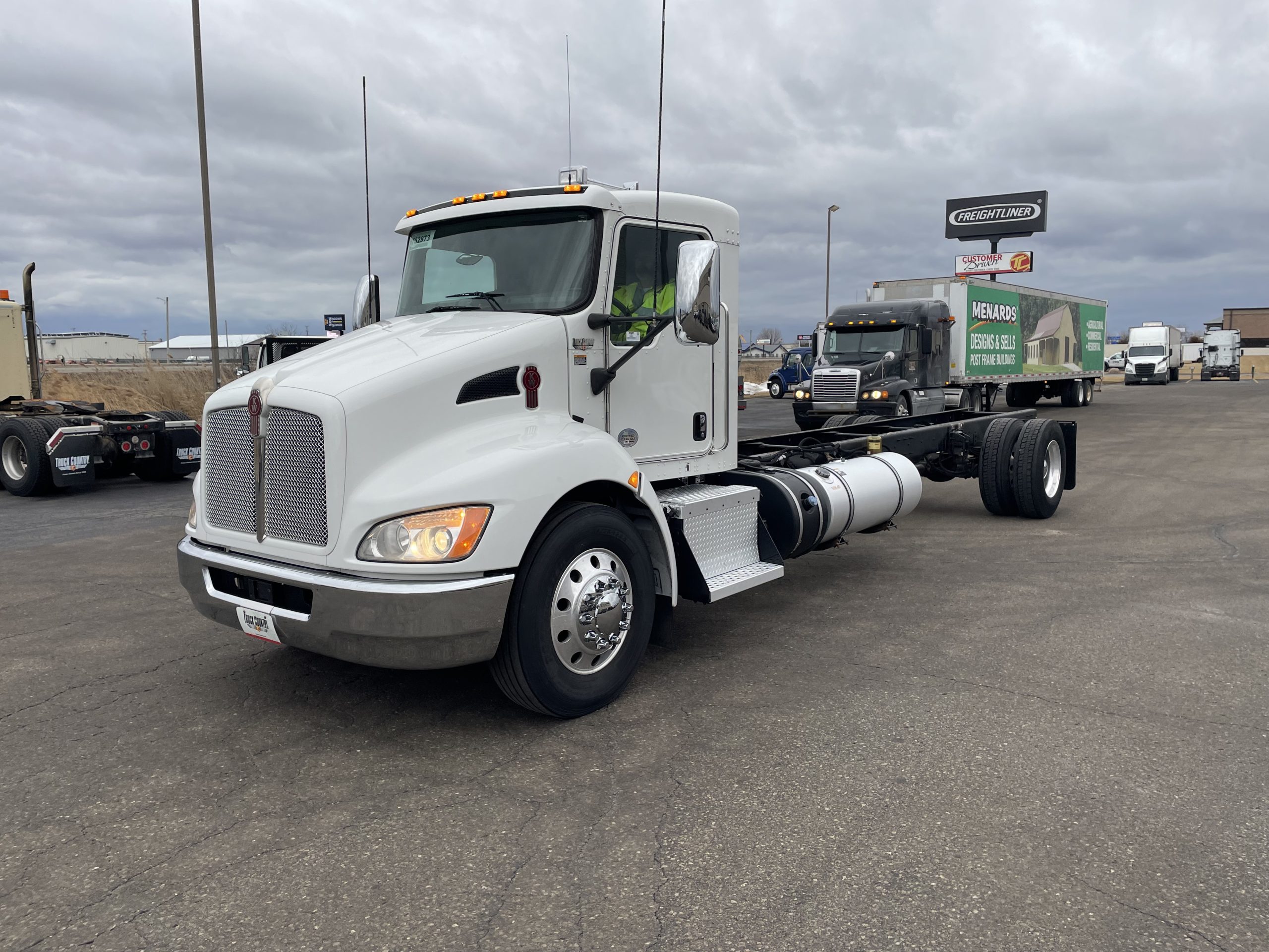 2020 Kenworth T370 - image 1 of 6