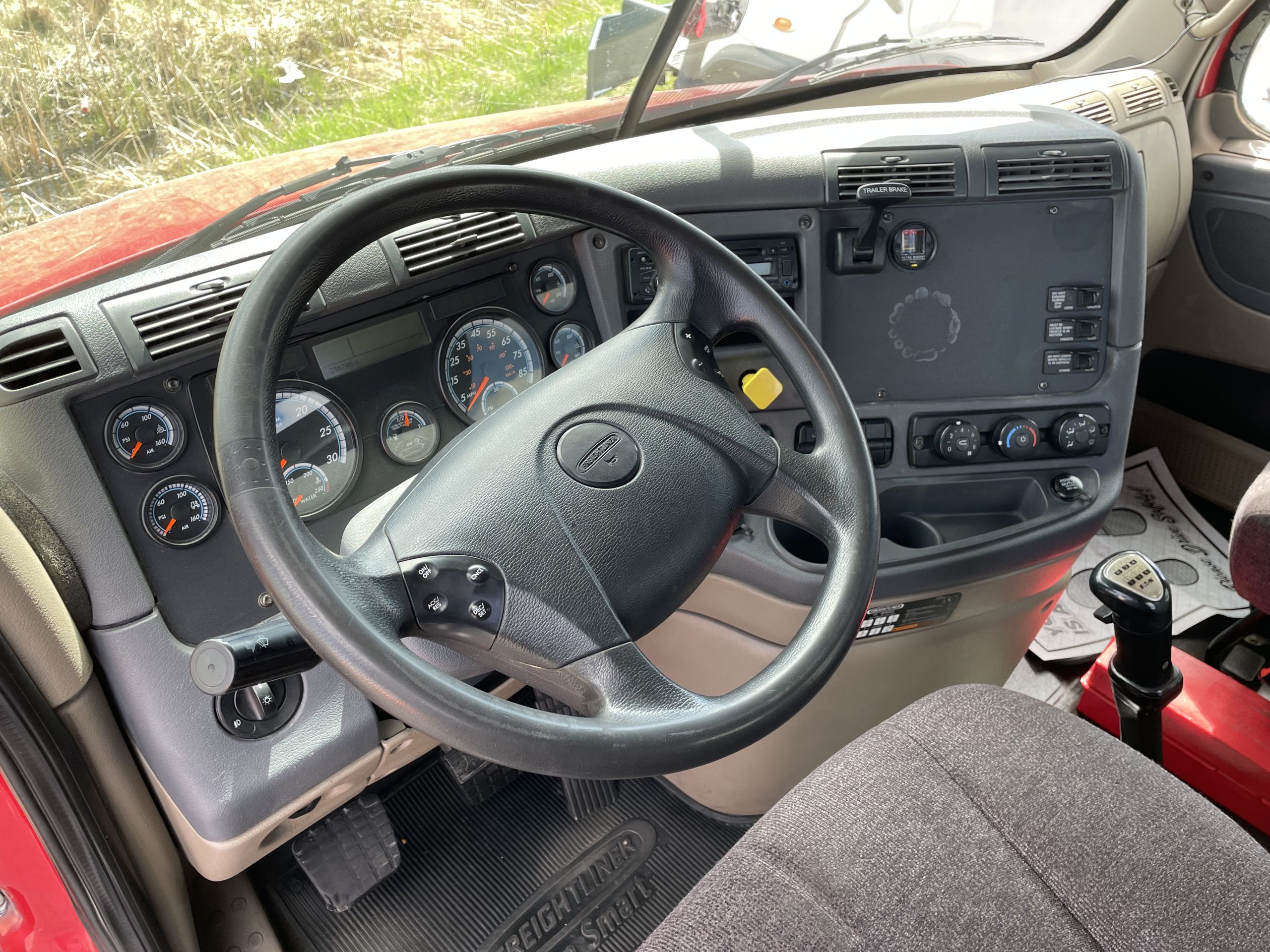 2017 Freightliner CA113 - image 4 of 6