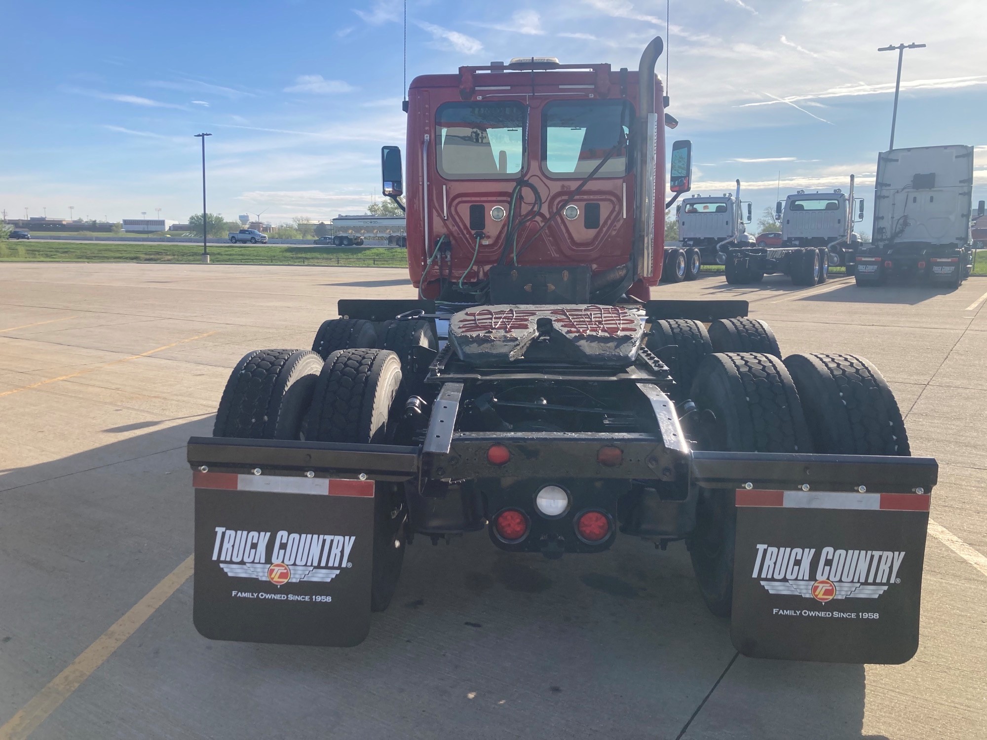 2017 Freightliner CA113 - image 5 of 6