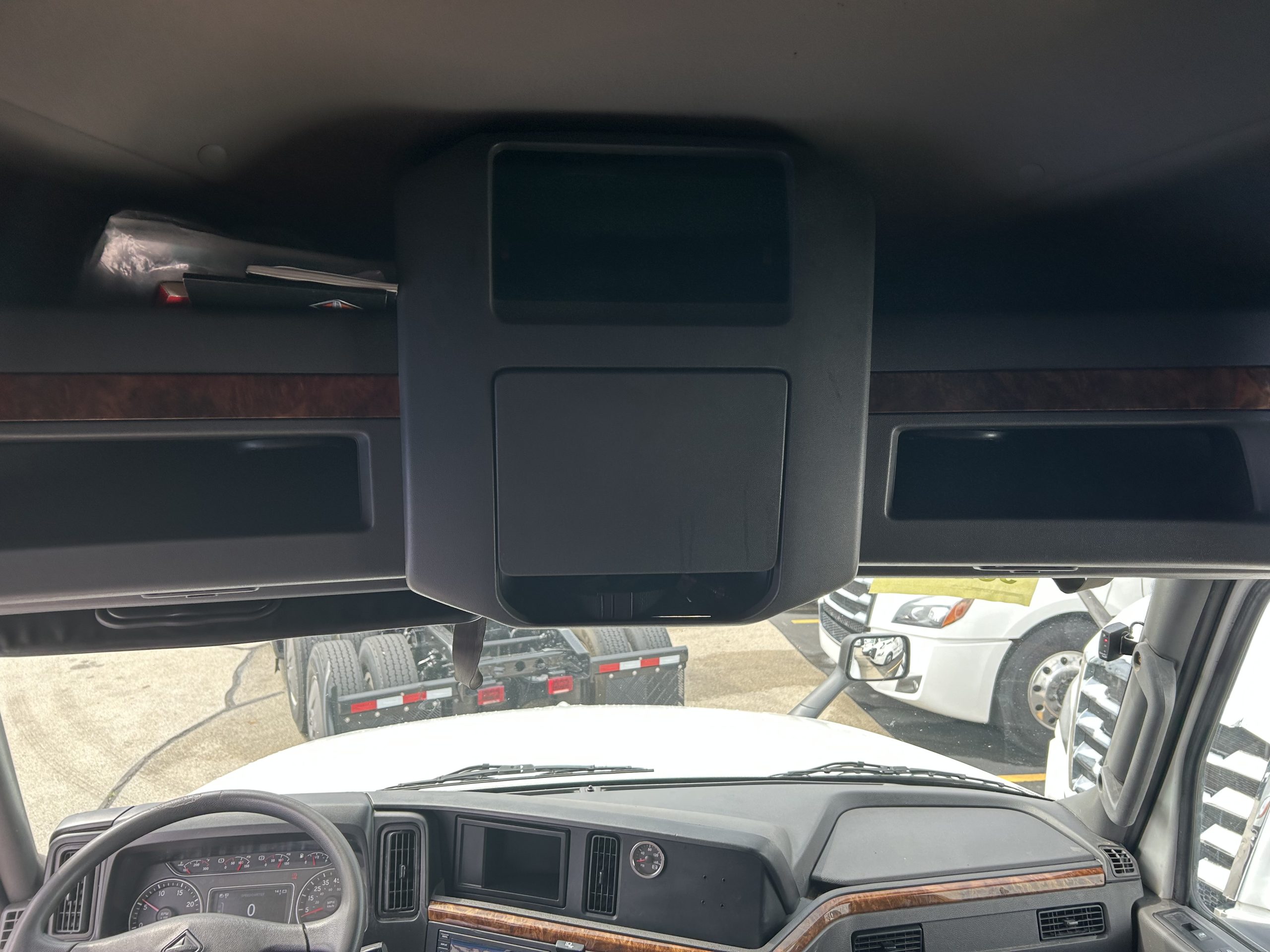 2022 International LT625 - image 6 of 6