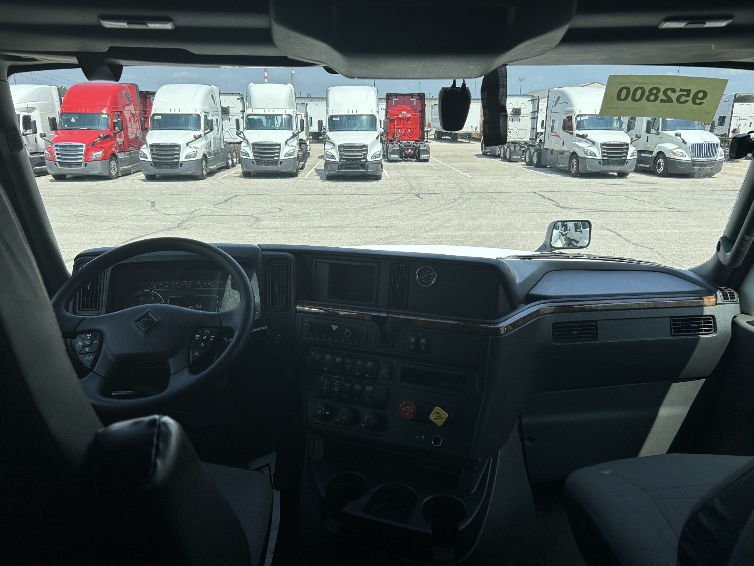 2022 International LT625 - image 5 of 6