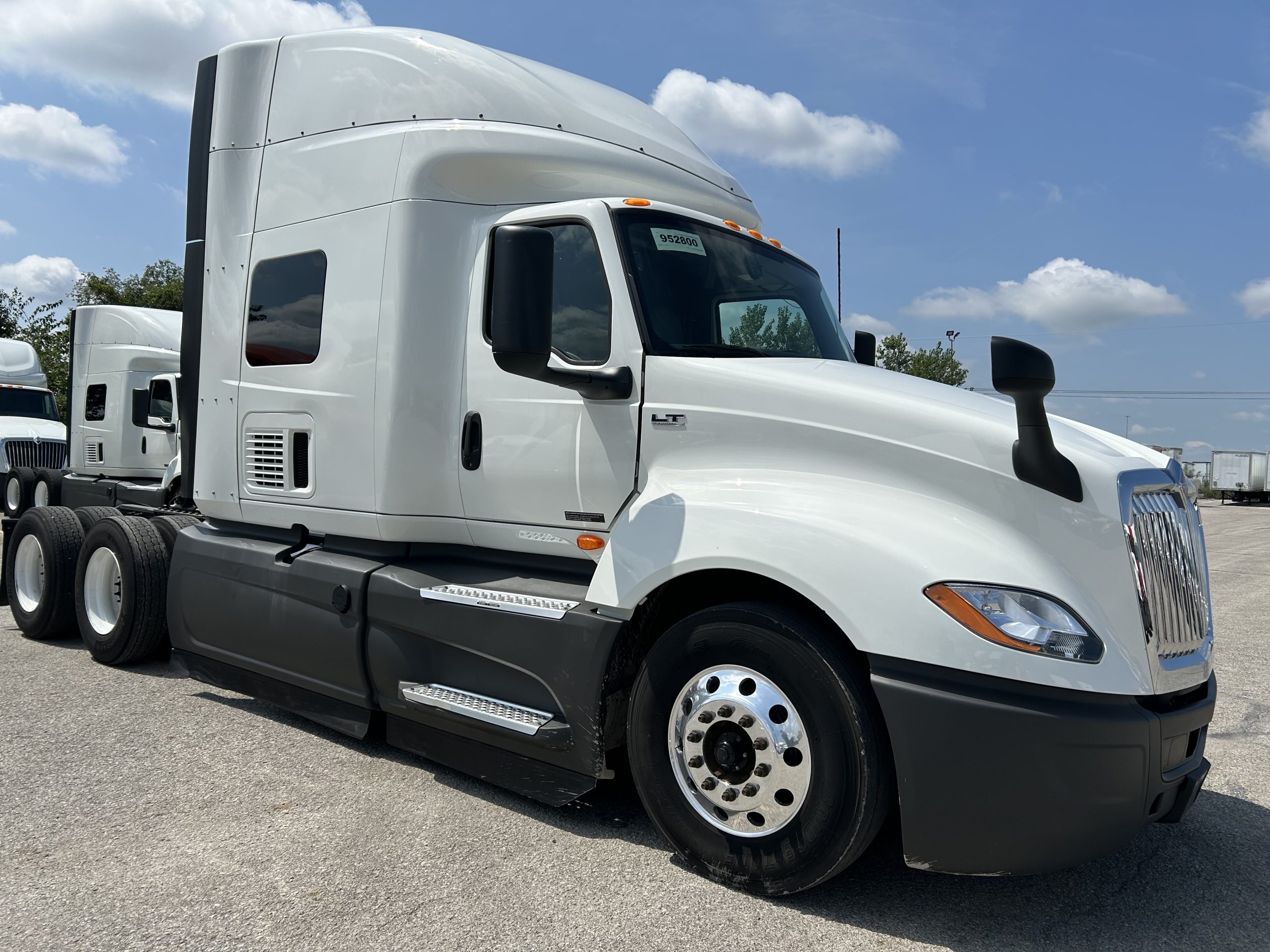 2022 International LT625 - image 3 of 6