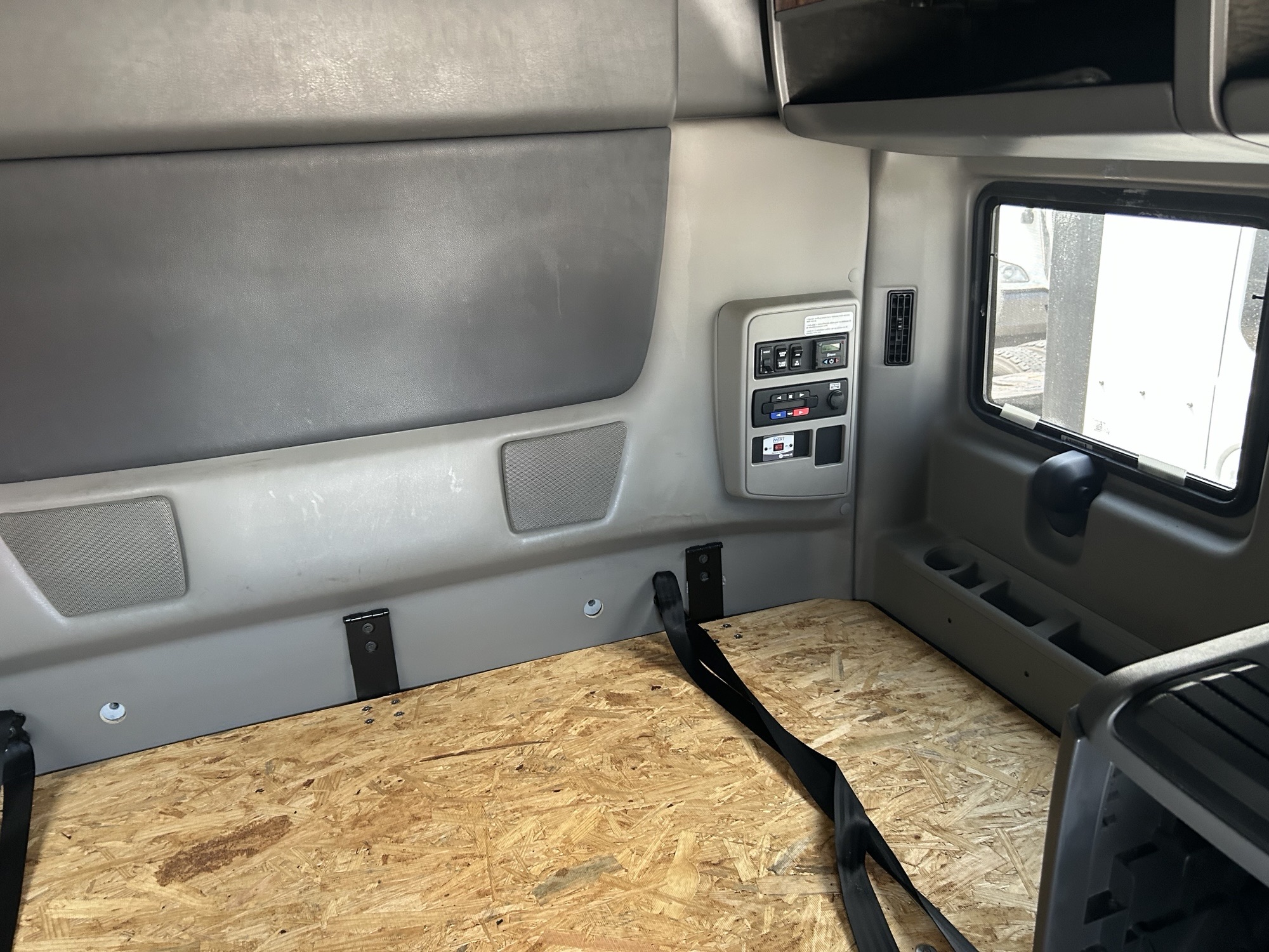 2022 International LT625 - image 6 of 6