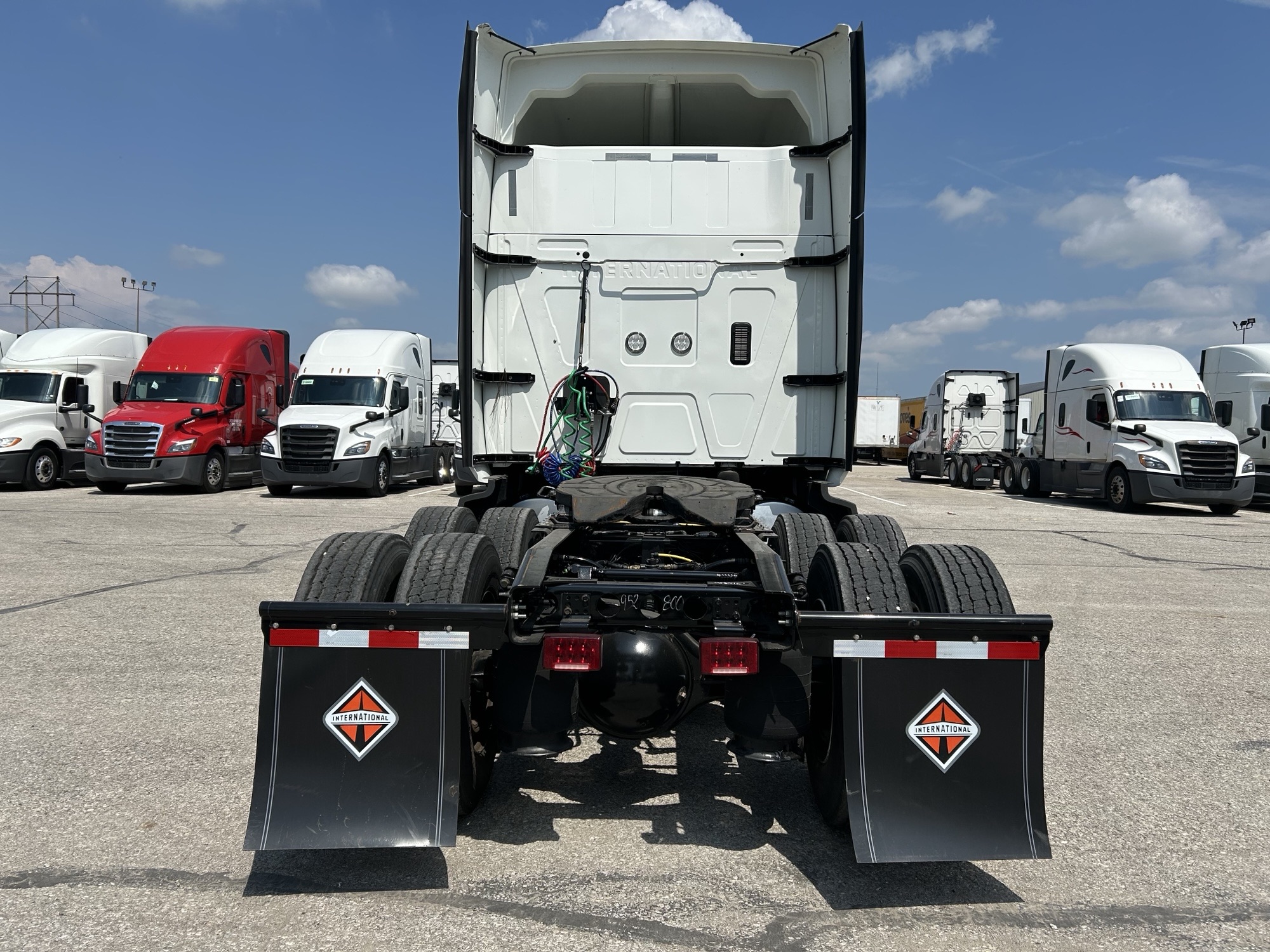 2022 International LT625 - image 4 of 6
