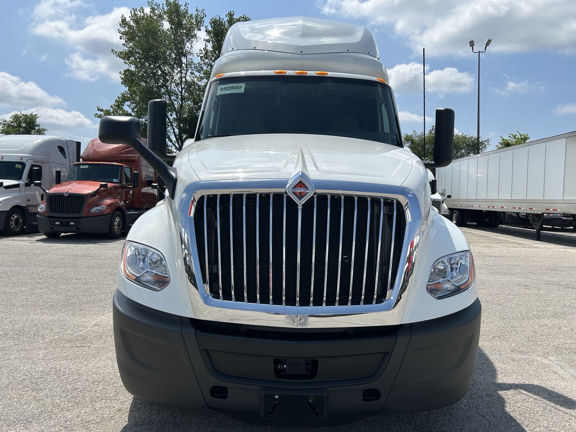 2022 International LT625 - image 2 of 6