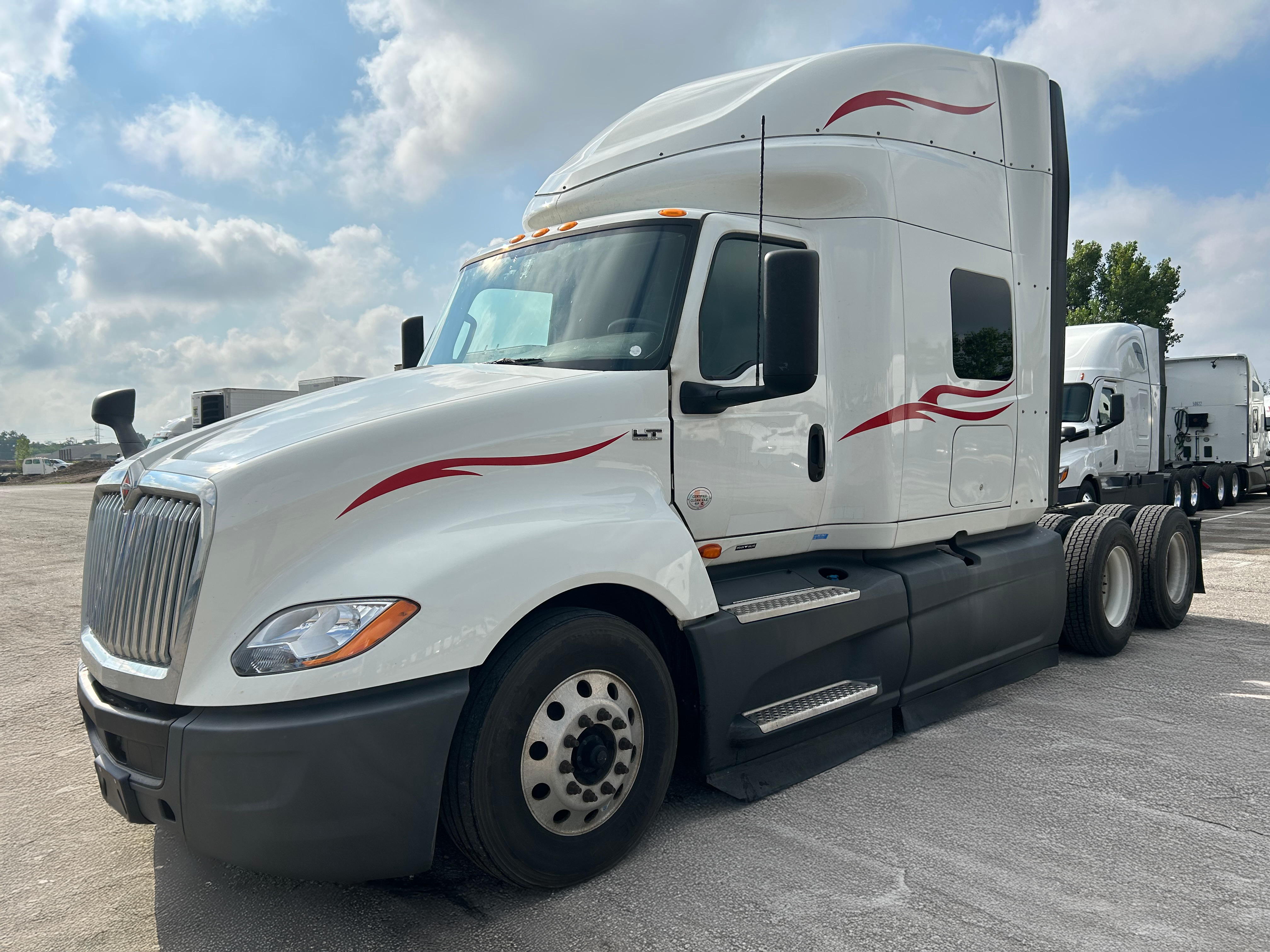 International LT625