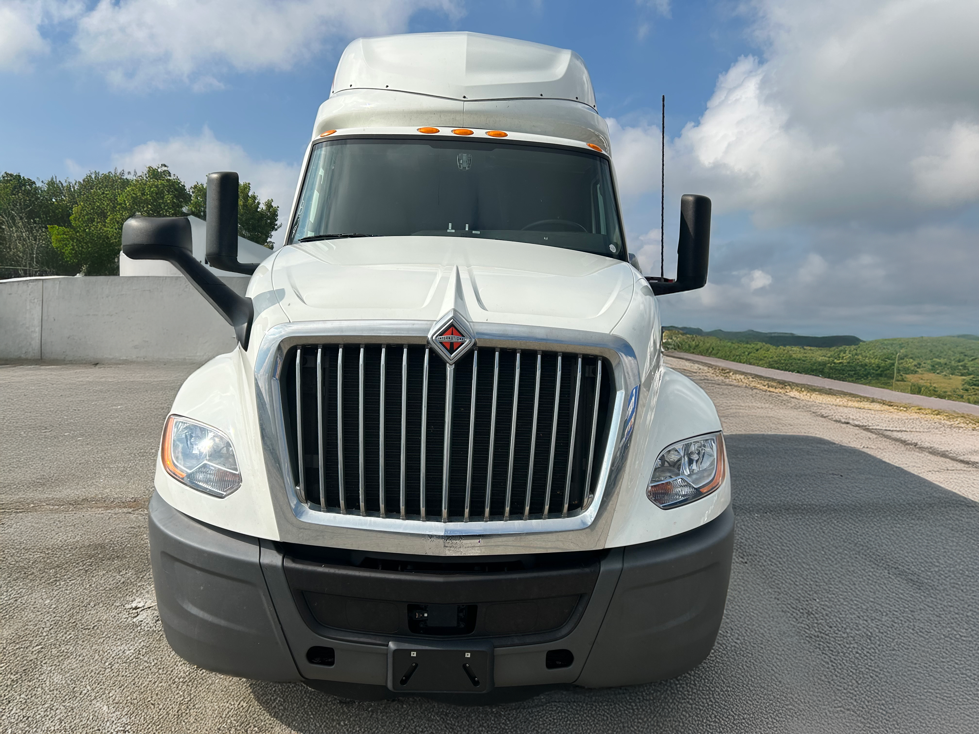 International LT625