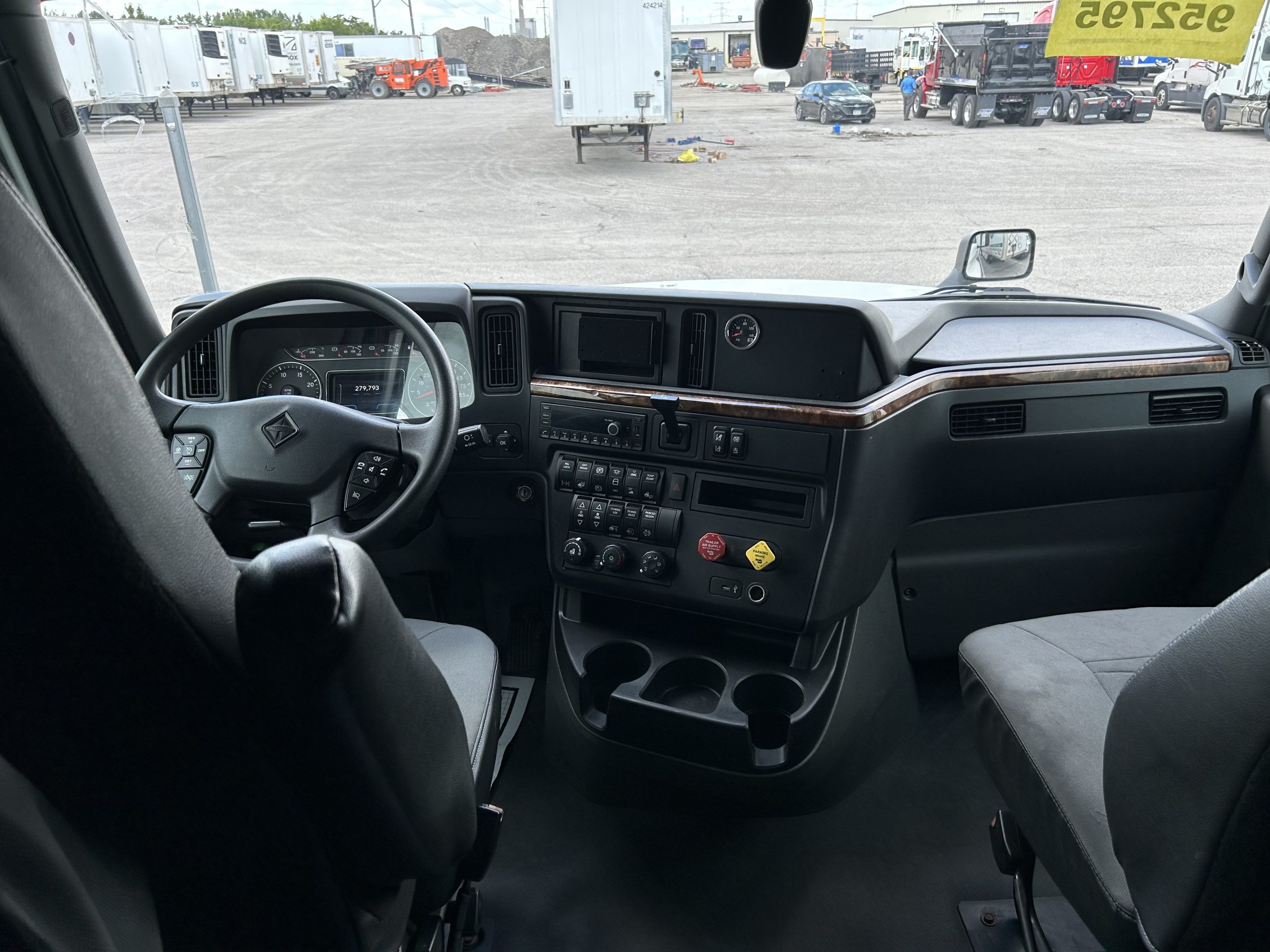 2022 International LT625 - image 5 of 6