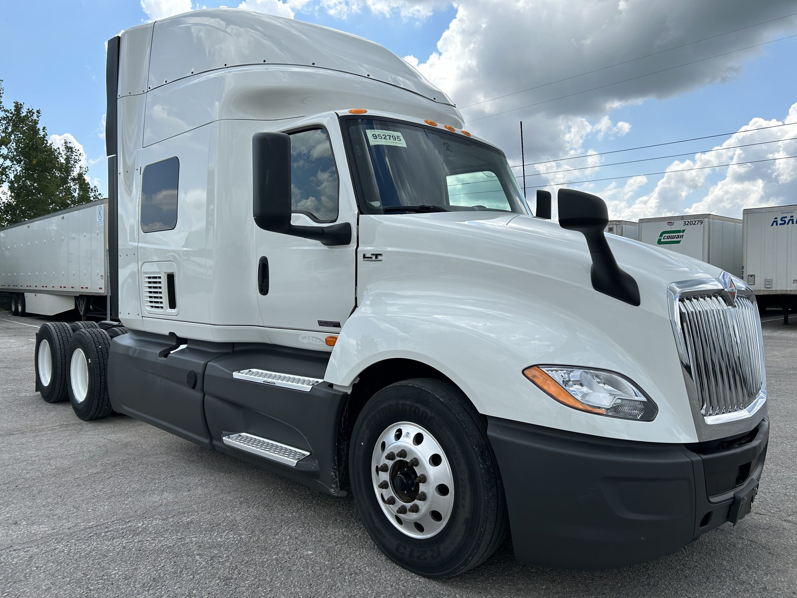 2022 International LT625 - image 3 of 6