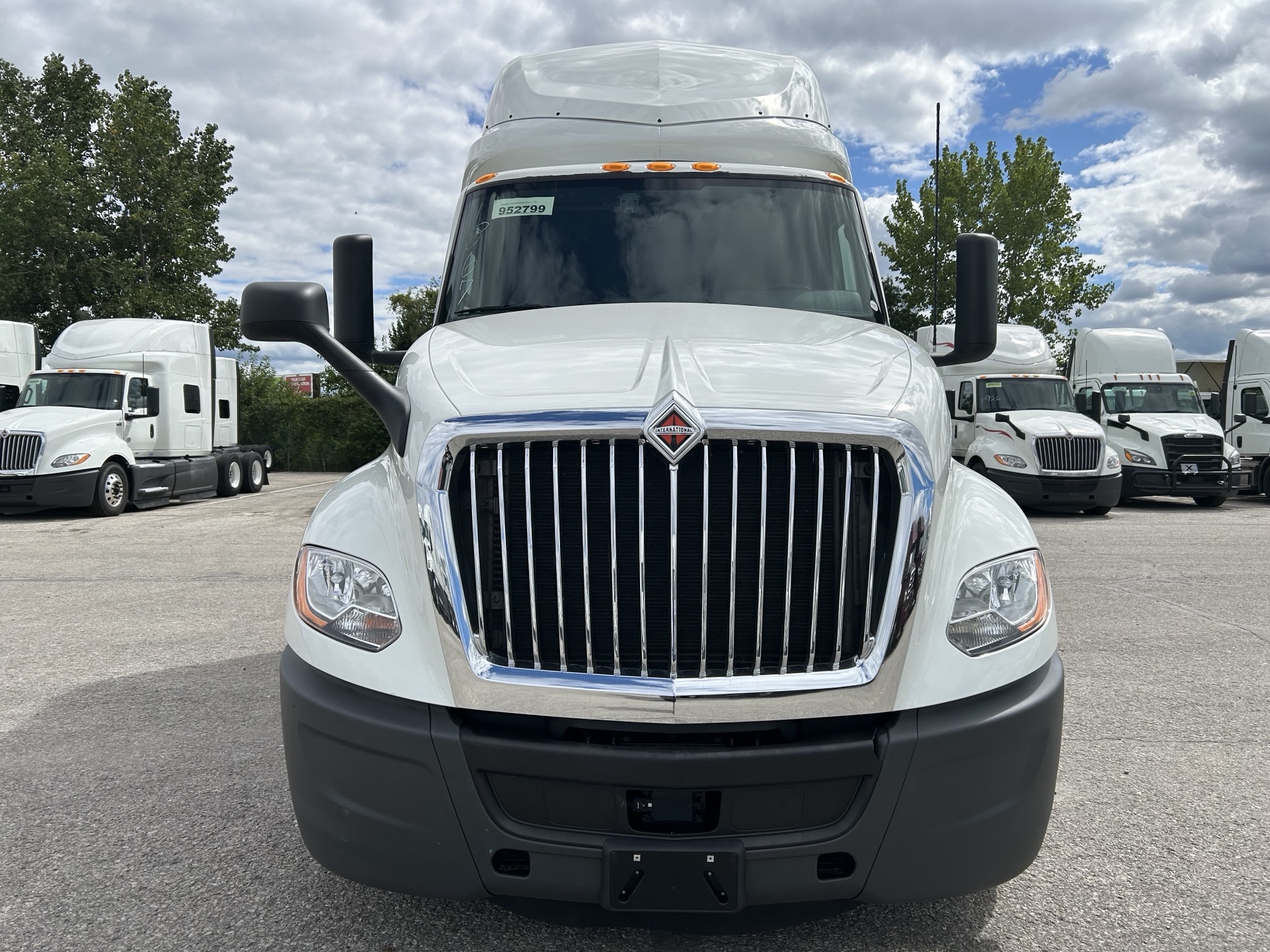 2022 International LT625 - image 2 of 5