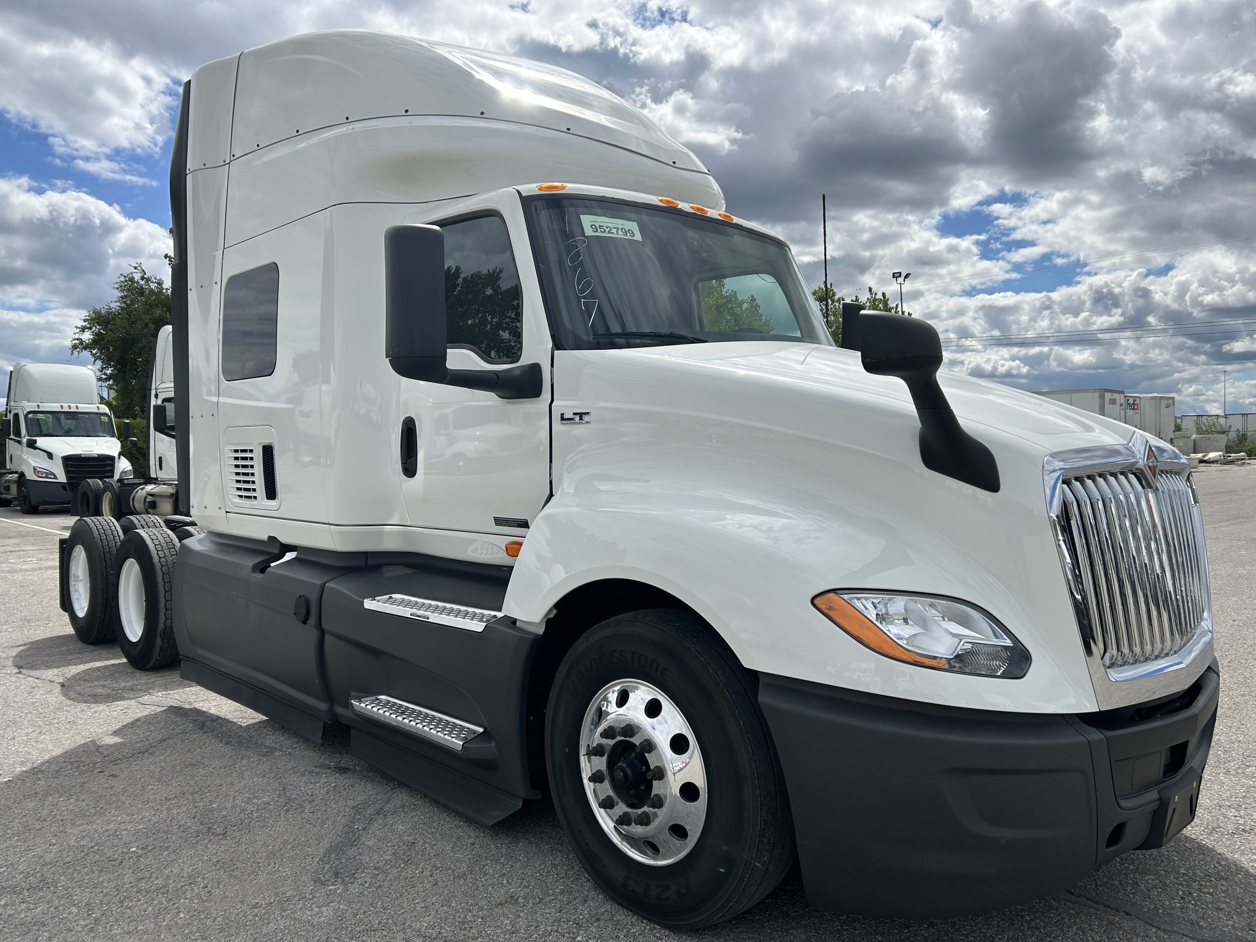 2022 International LT625 - image 3 of 5