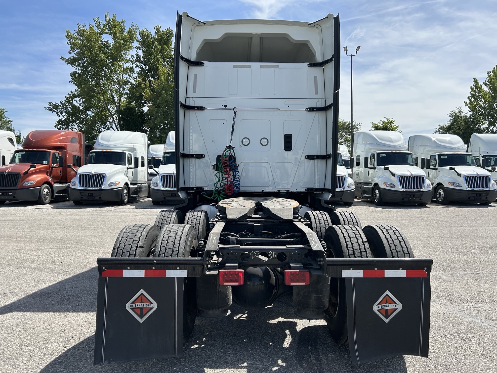 2022 International LT625 - image 4 of 6