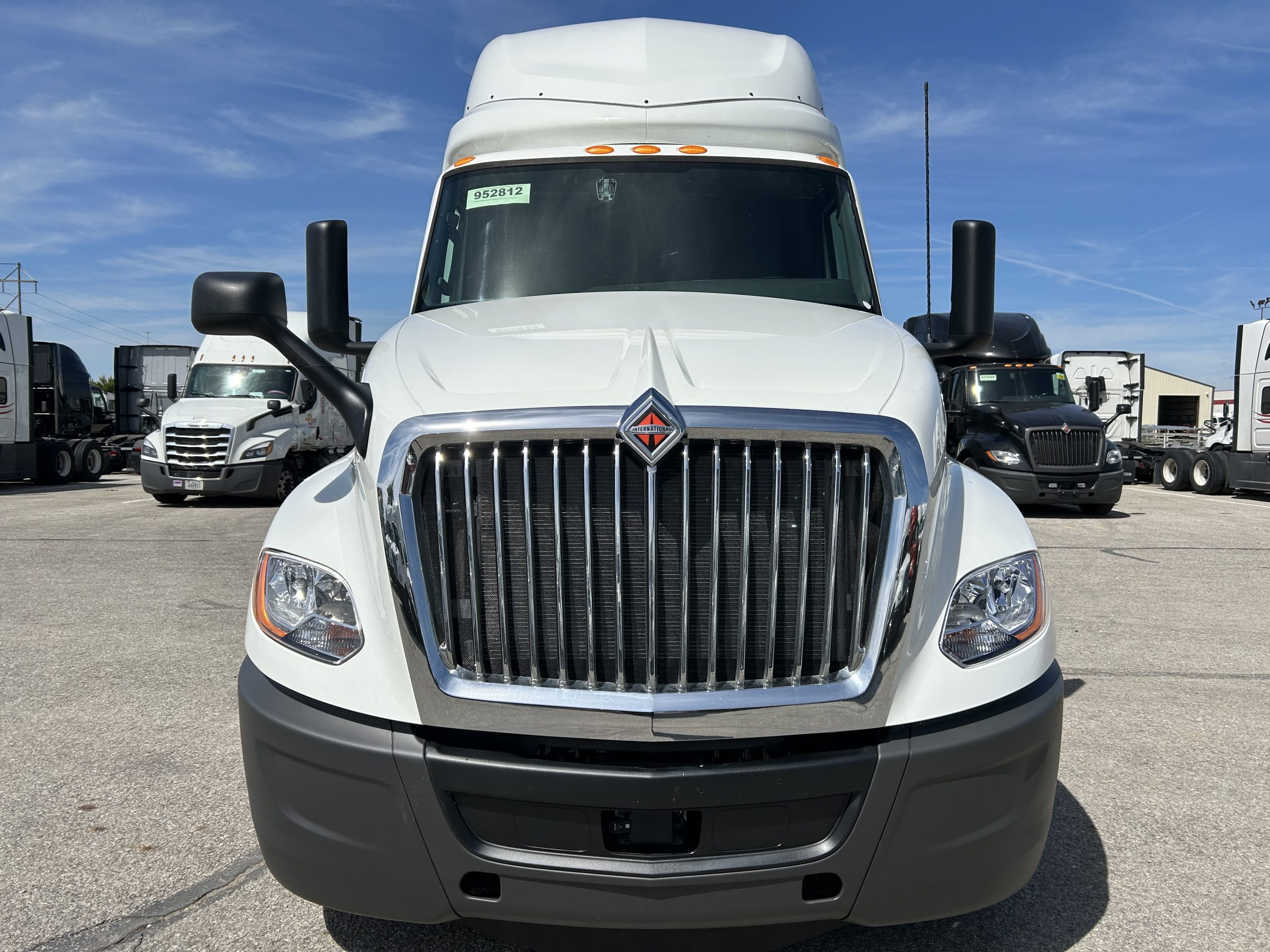 2022 International LT625 - image 2 of 6